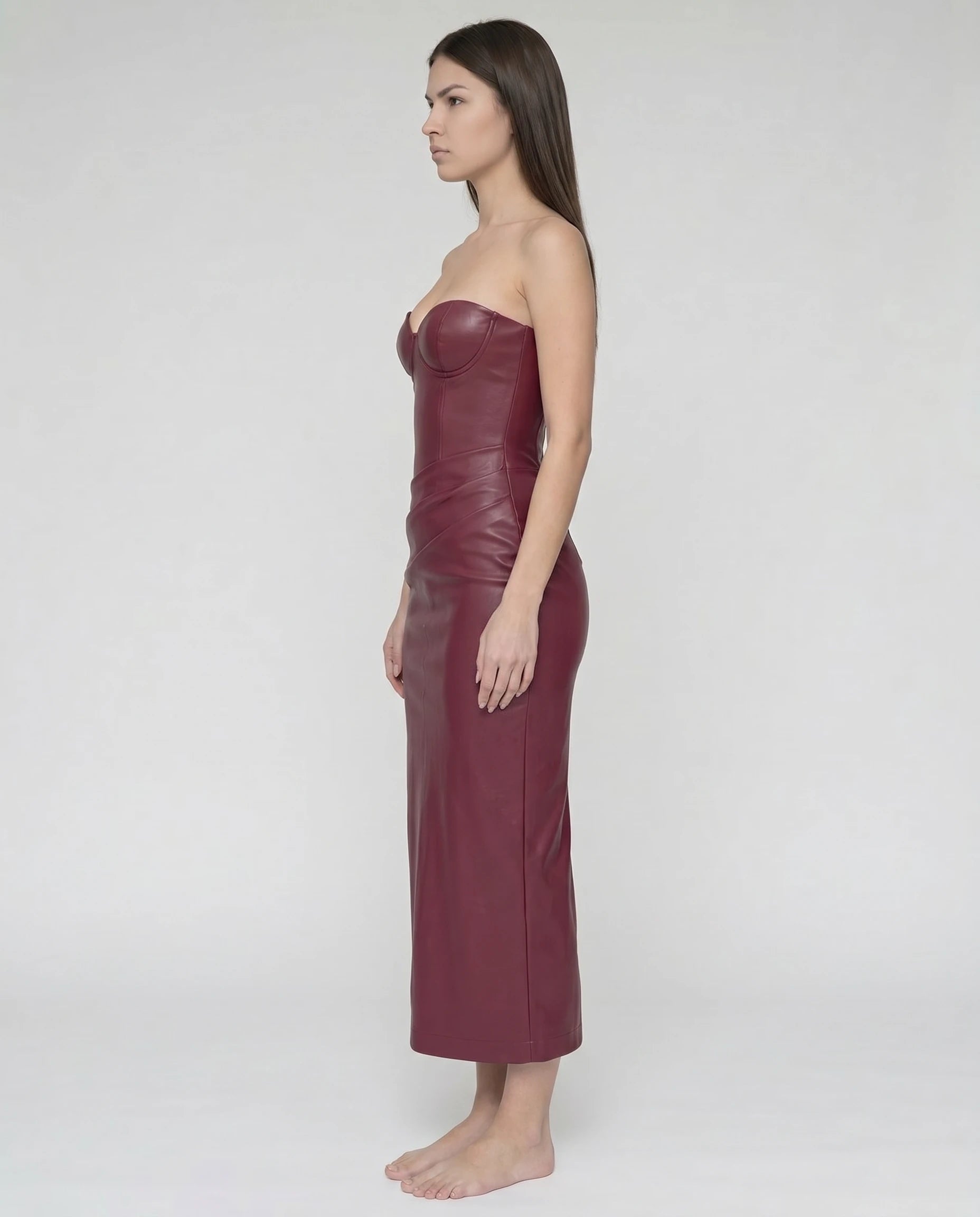 Robe simili cuir bordeaux, vue de profil