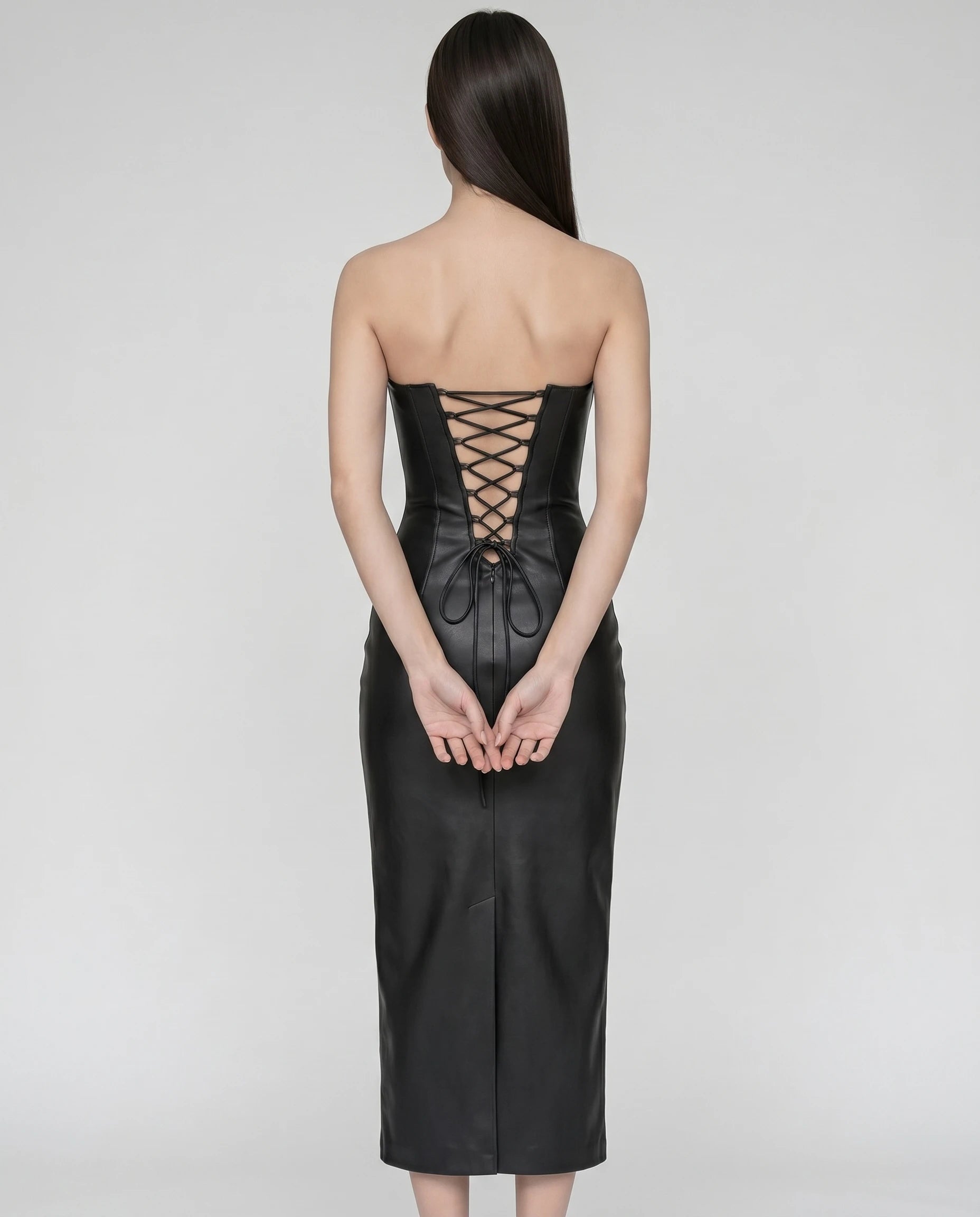 Robe simili cuir noire, dos avec laçage en croix