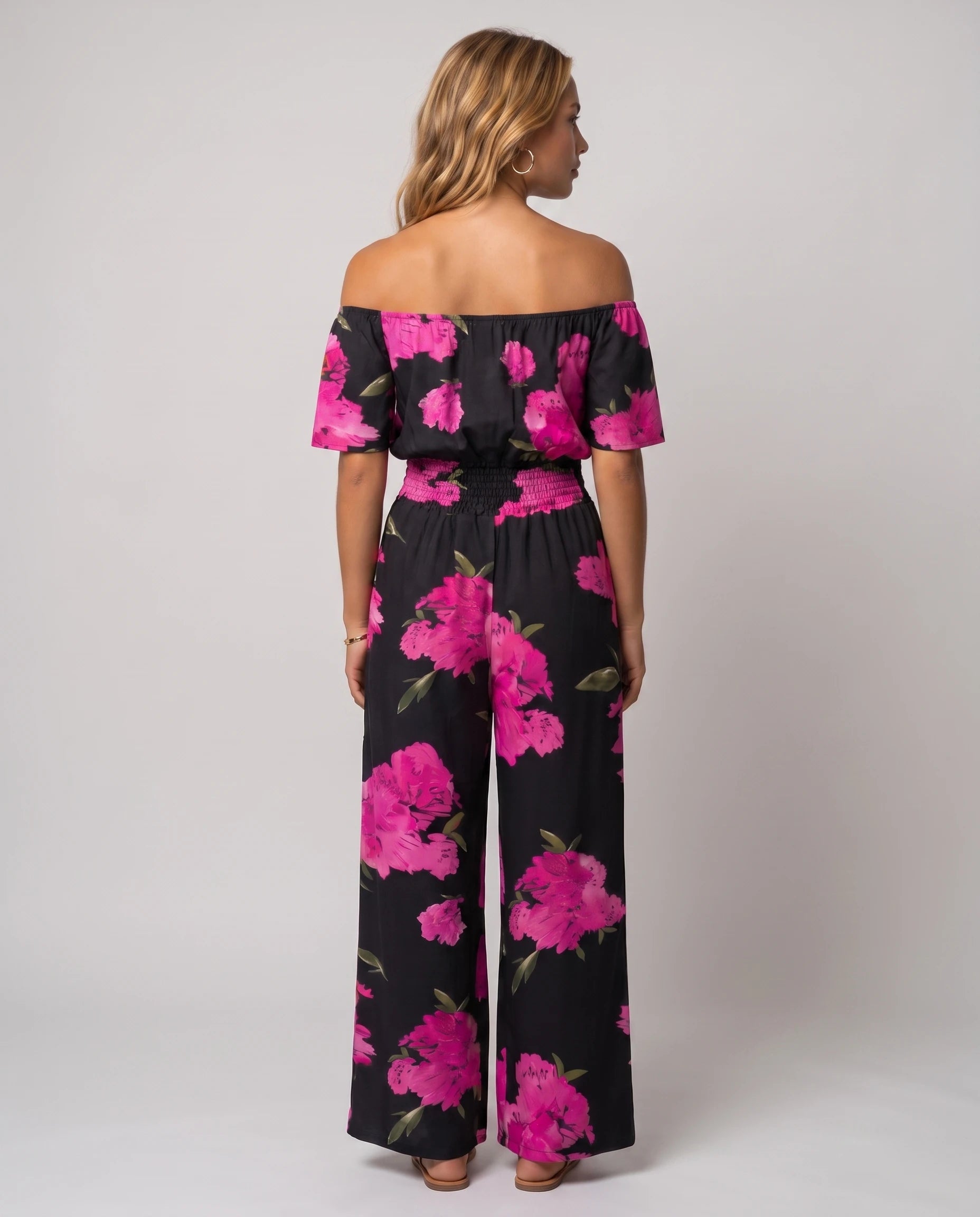 Combinaison bardot Pivoine Noir à fleurs roses, vue de dos studio