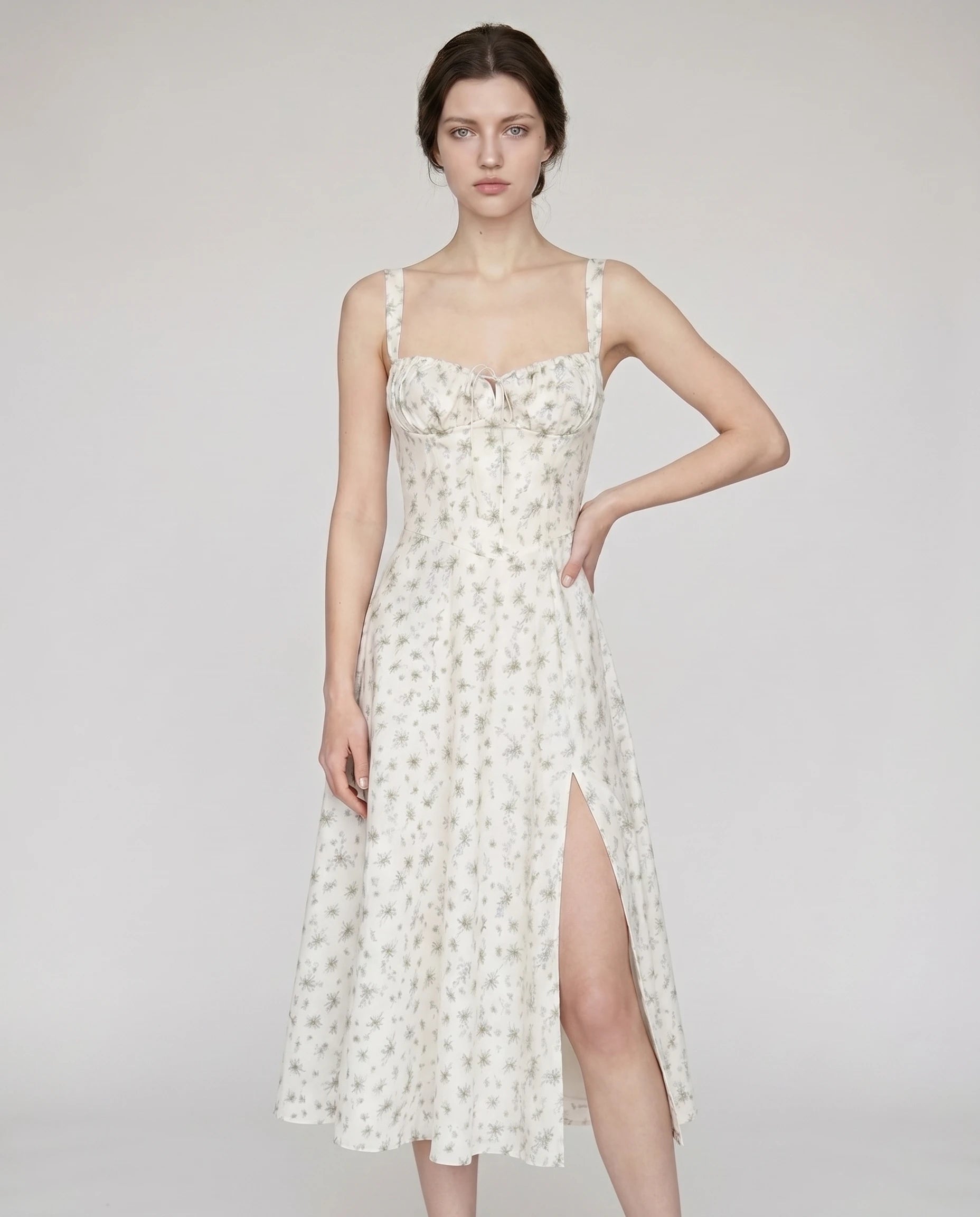 Robe midi fleurie Rosalie coloris Bleuet, fente latérale — Zolena