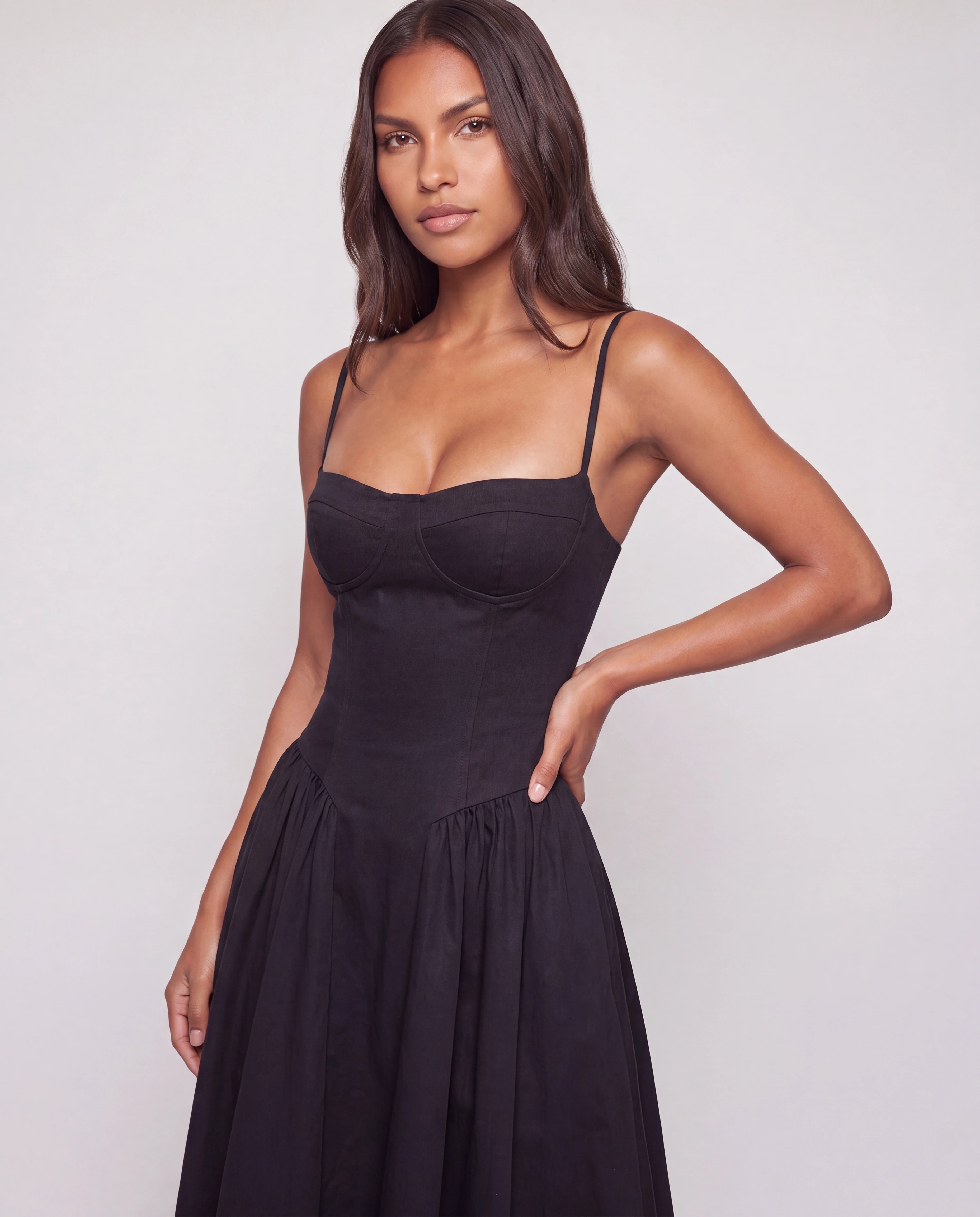 Détail du bustier col cœur baleiné de la robe noire Adèle