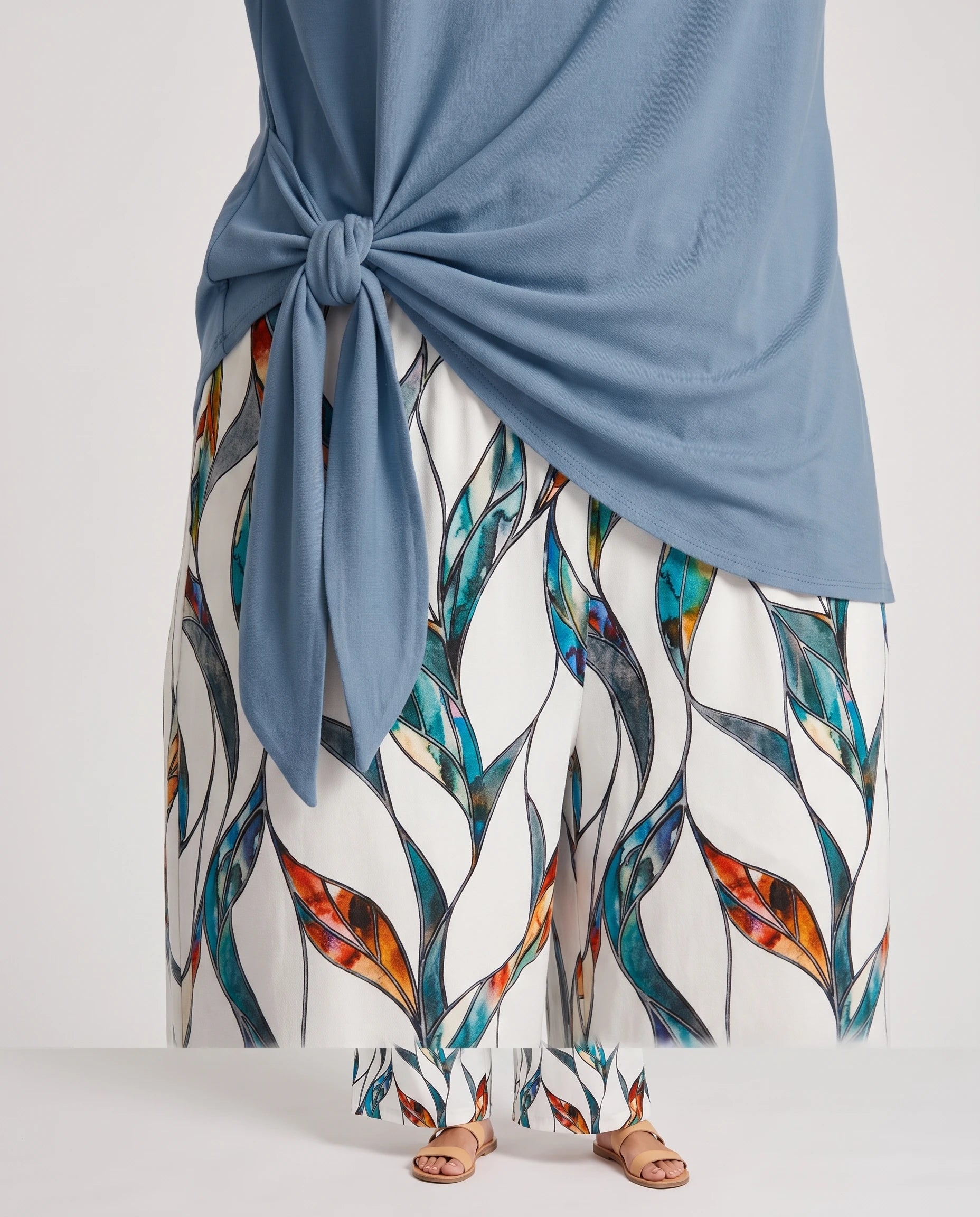 Ensemble top à nœud latéral et pantalon large Angéline — Bleu — détail nœud latéral et drapé