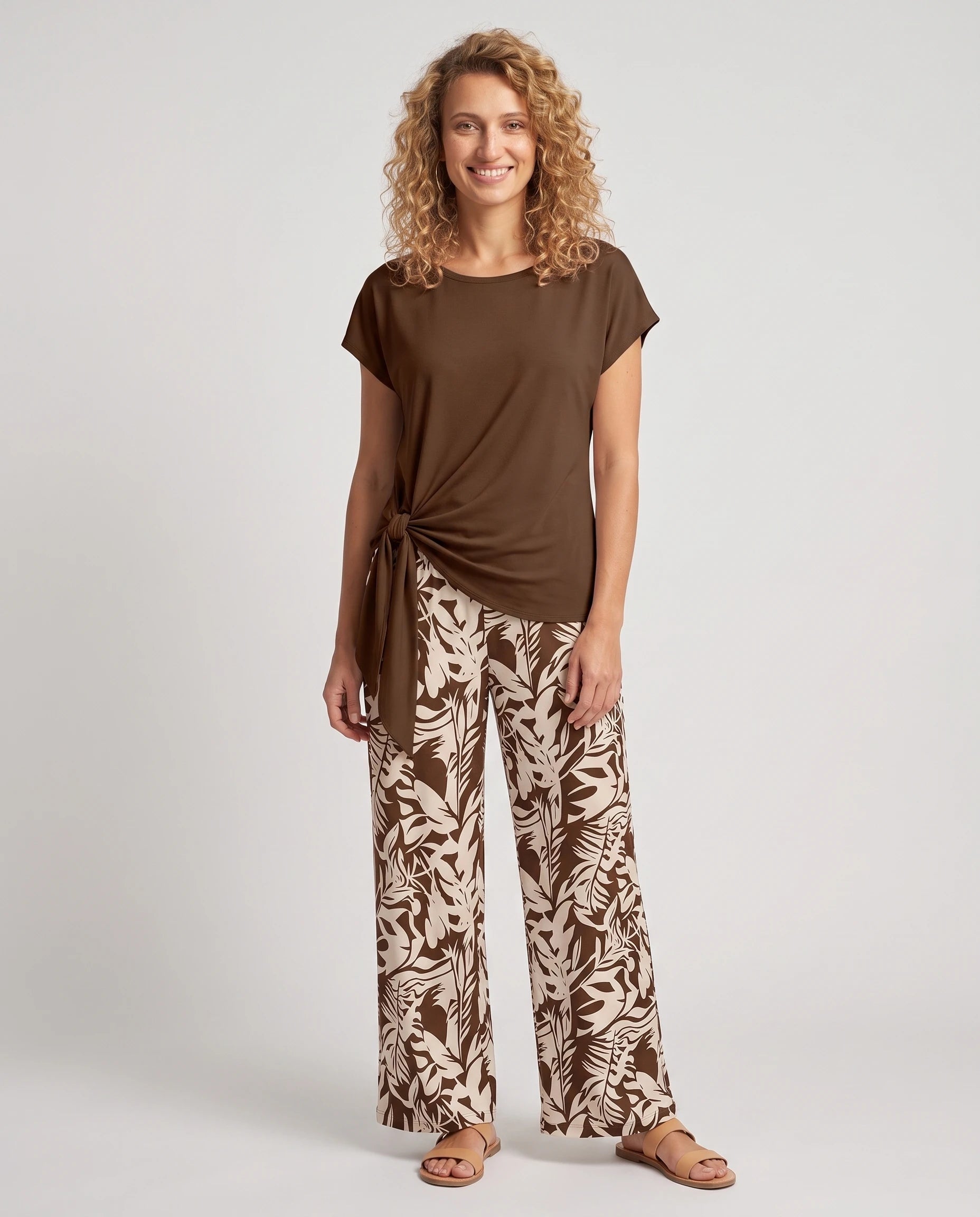 Ensemble top à nœud latéral et pantalon large Angéline — Chocolat — vue face studio