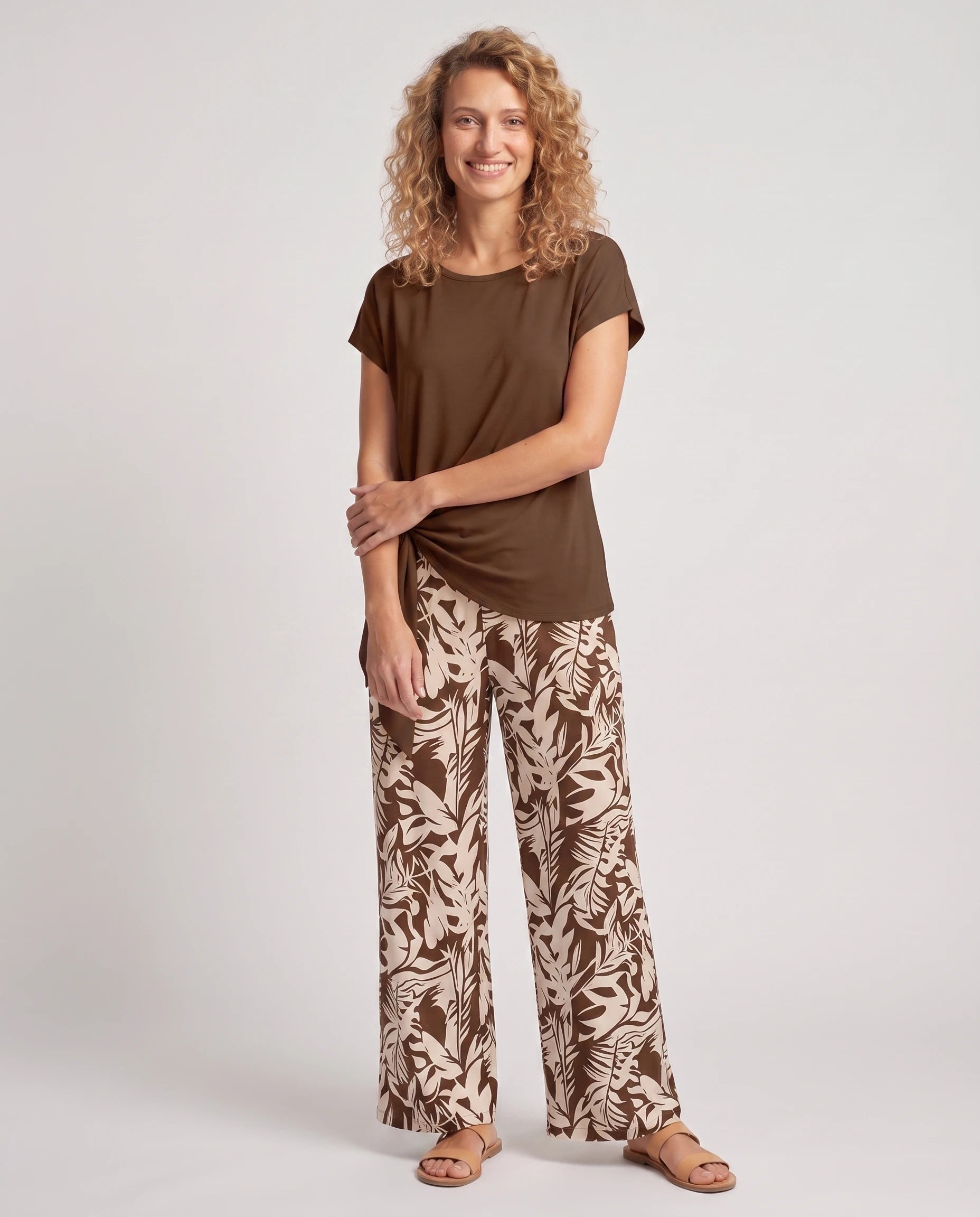 Ensemble top à nœud latéral et pantalon large Angéline — Chocolat — vue studio pose