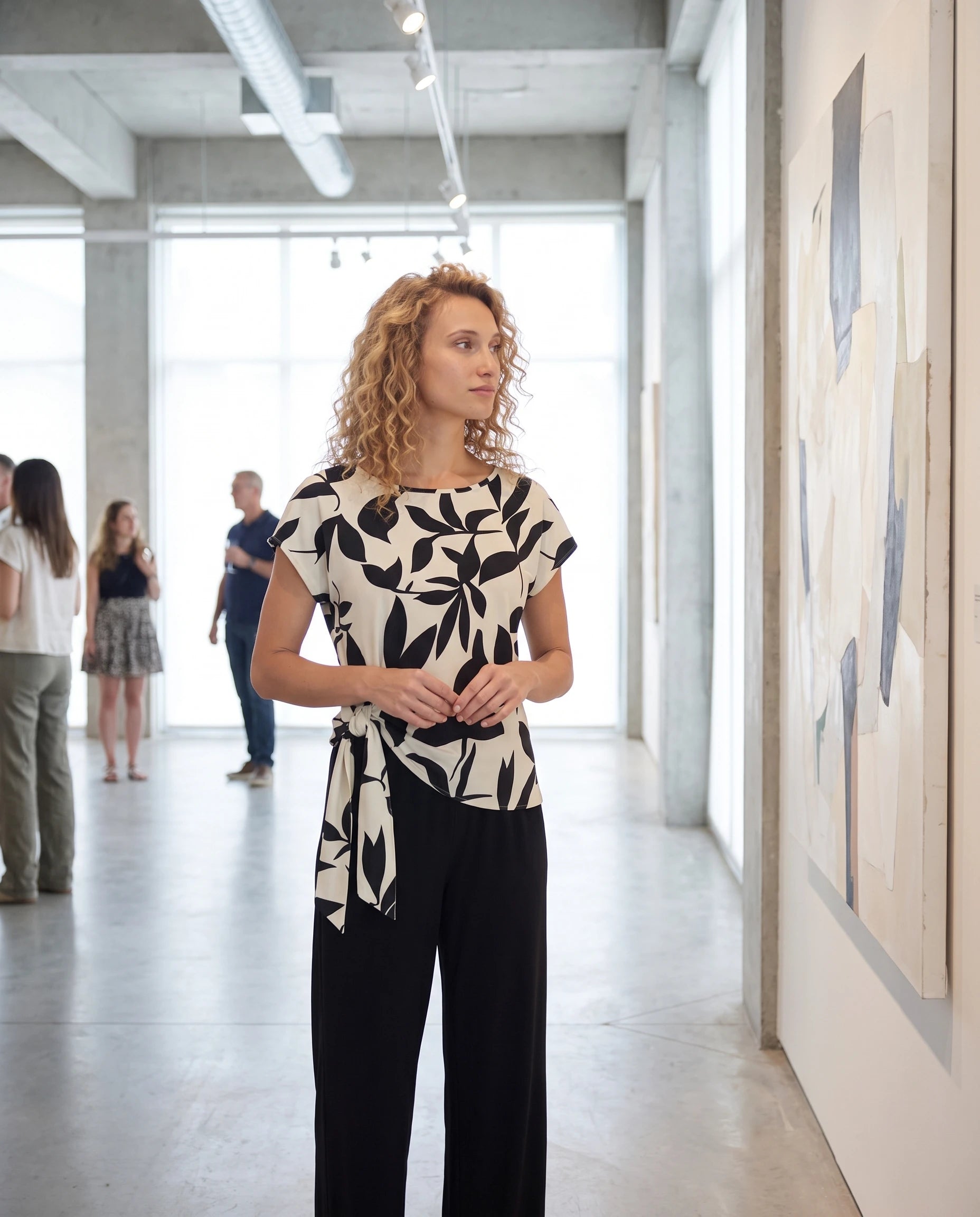 Ensemble top à nœud latéral et pantalon large Angéline — Noir — portée, lifestyle