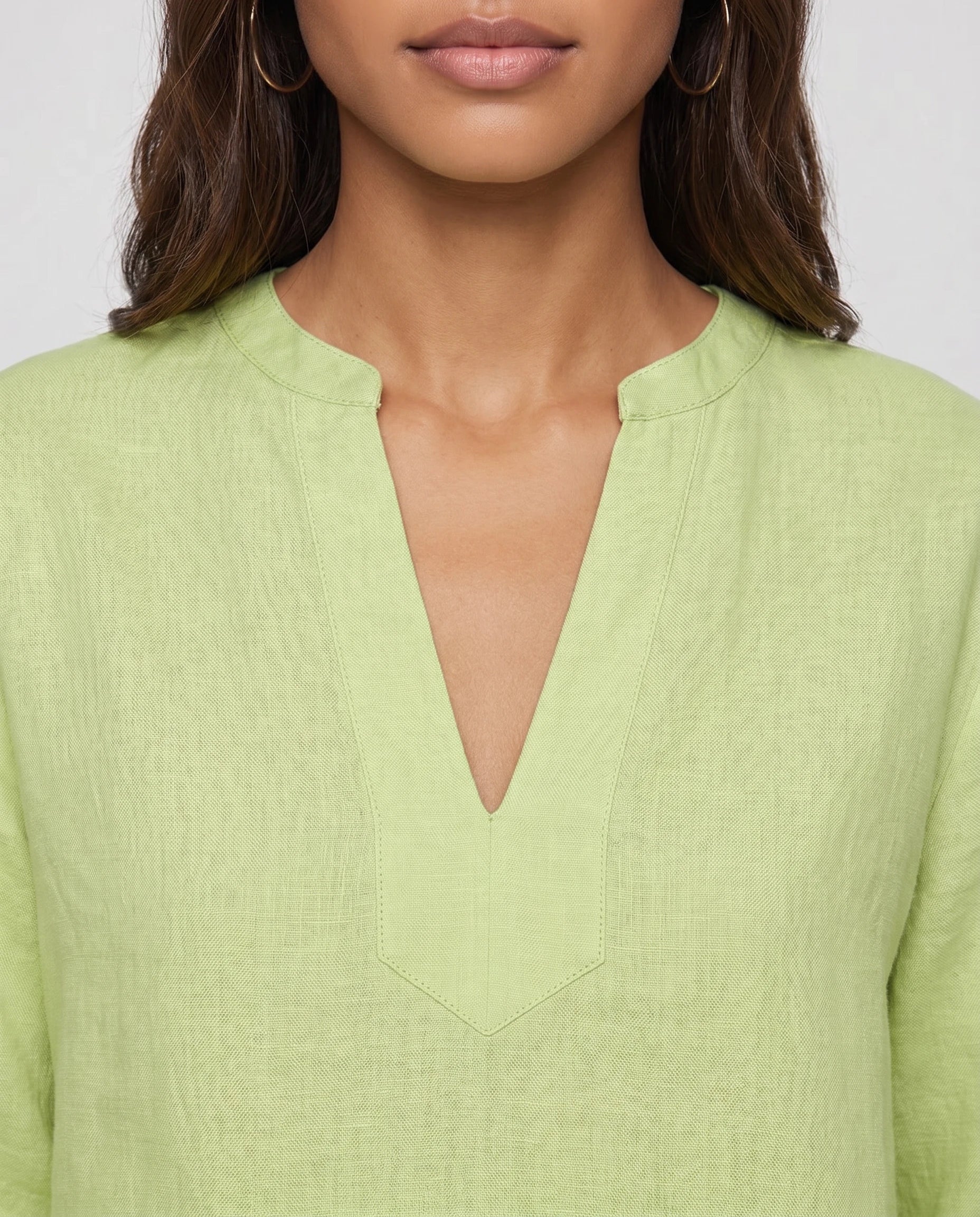 Ensemble top col V et short effet lin Aveline — Vert Anis — détail col V fendu