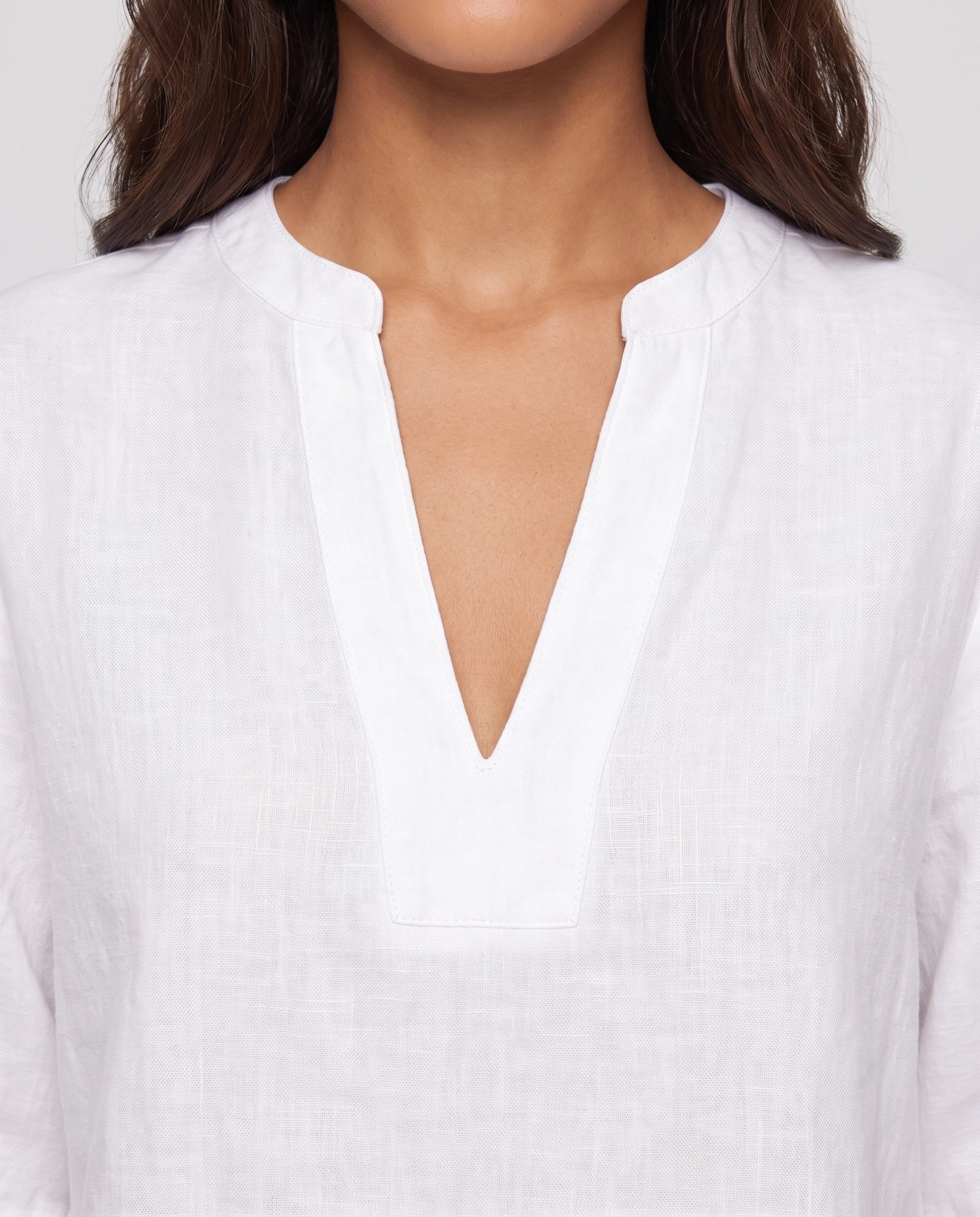 Ensemble top col V et short effet lin Aveline — Blanc — détail col V fendu