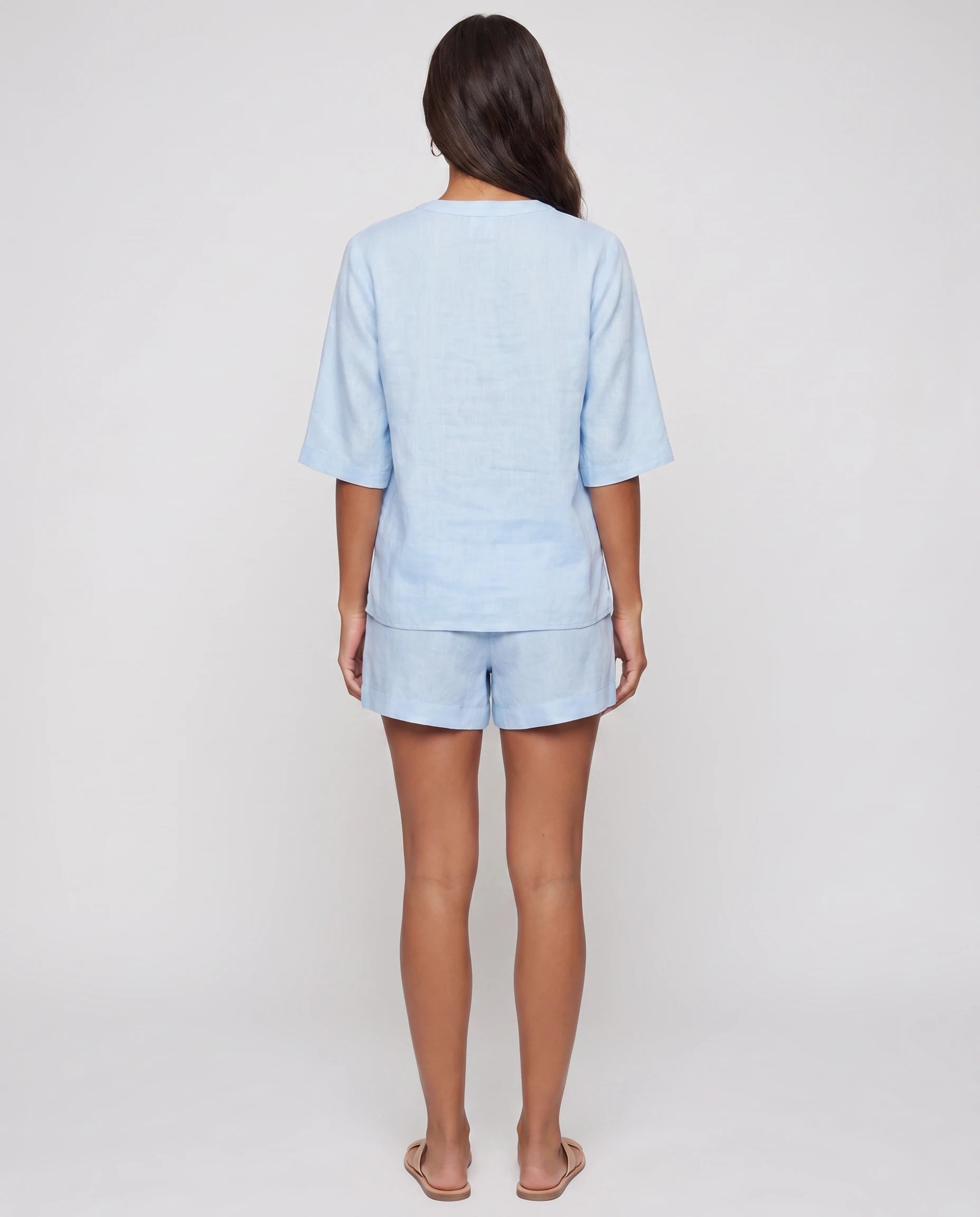 Ensemble top col V et short effet lin Aveline — Bleu Ciel — vue dos studio