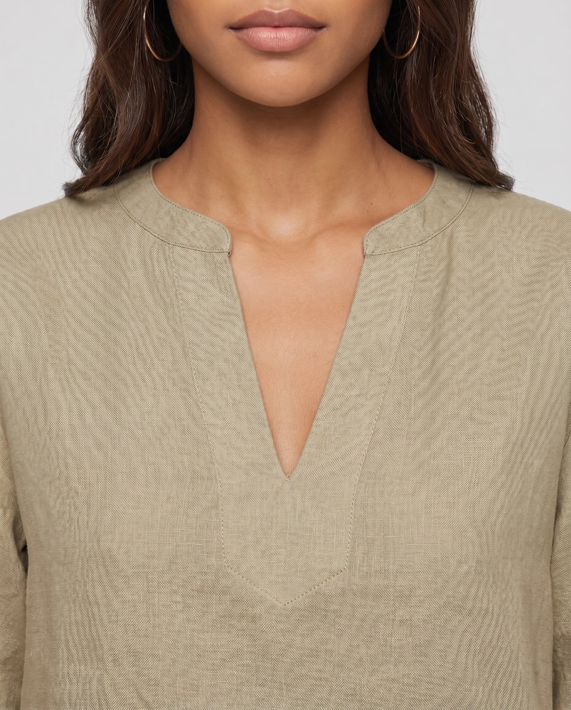 Ensemble top col V et short effet lin Aveline — Kaki — détail col V fendu