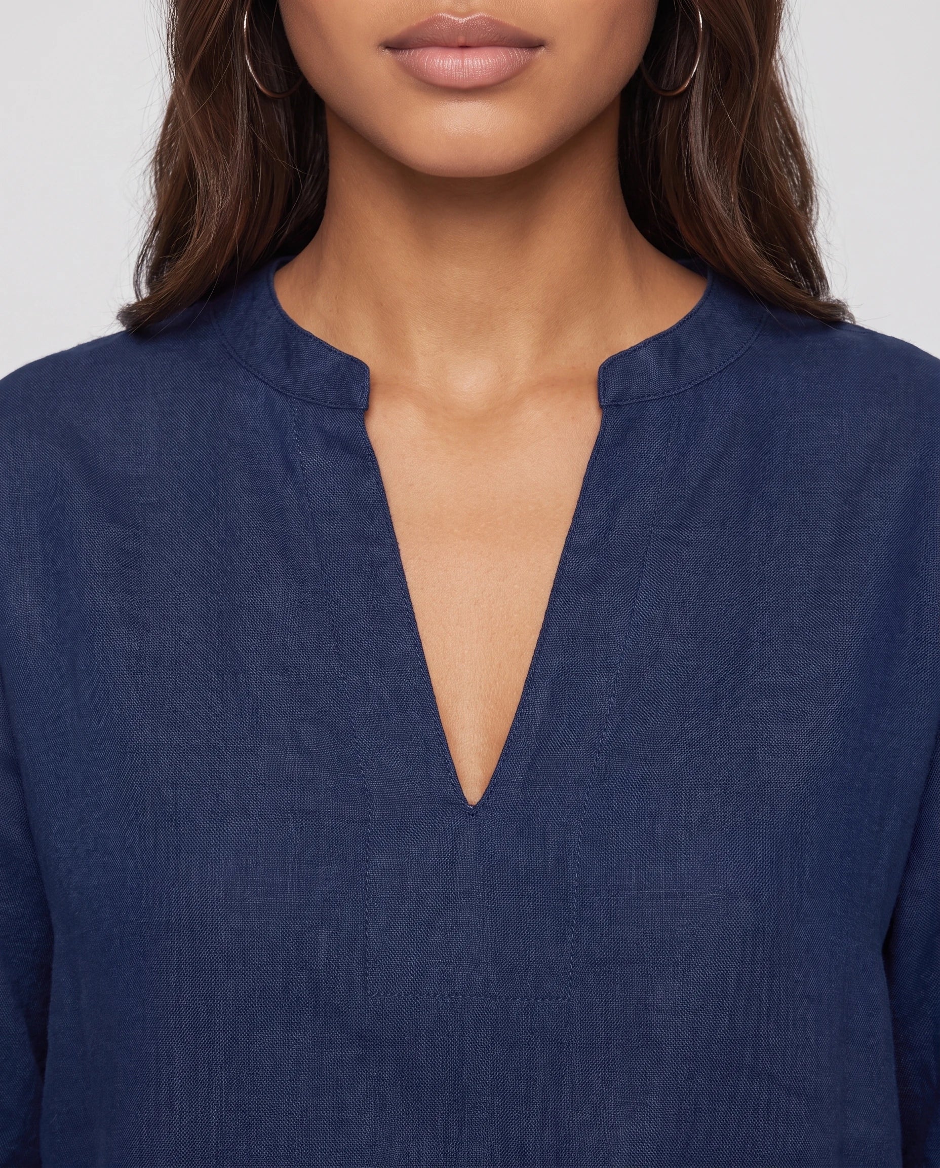 Ensemble top col V et short effet lin Aveline — Bleu Marine — détail col V fendu