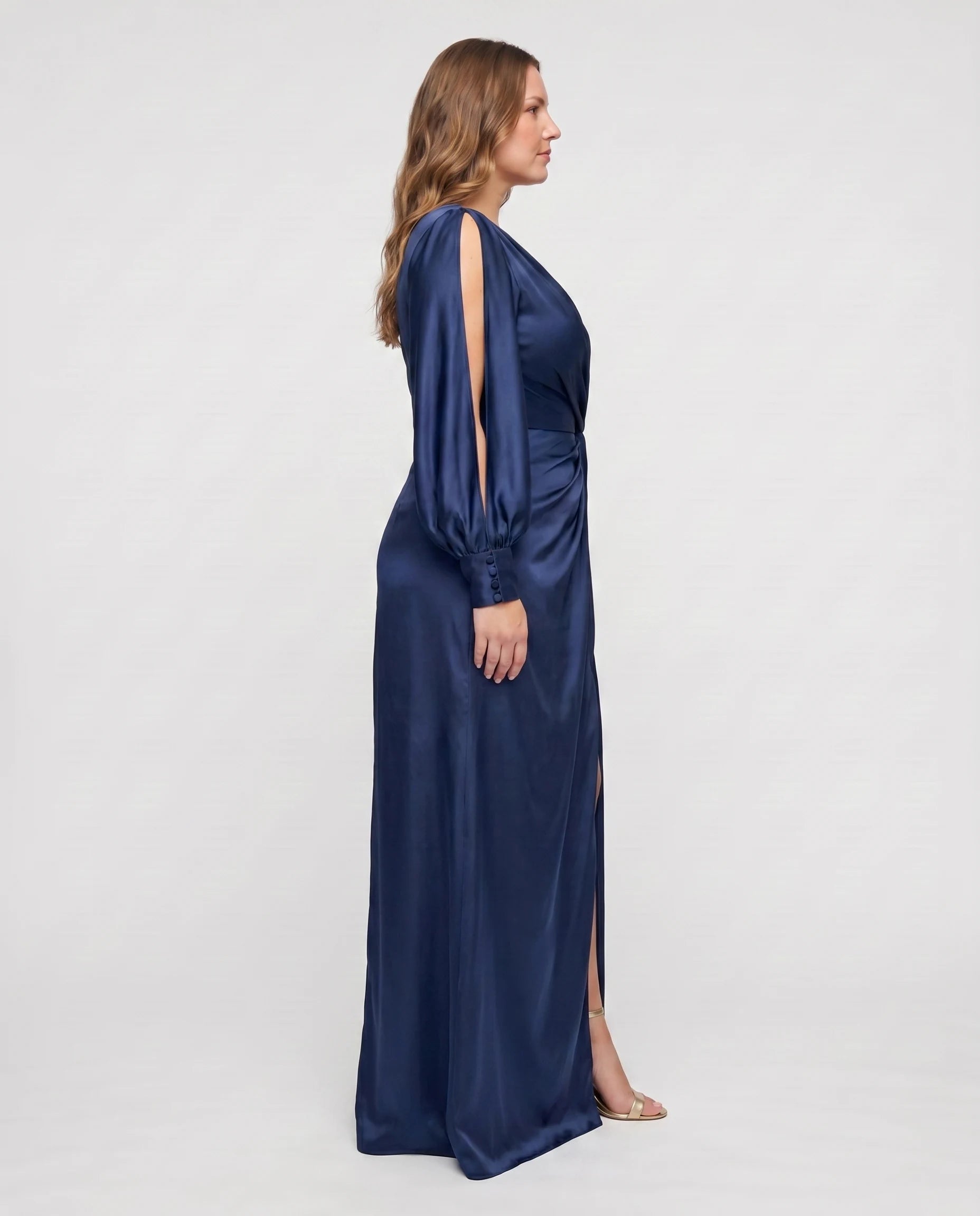 Robe longue asymetrique satin Bleu Marine Beatrice studio profil