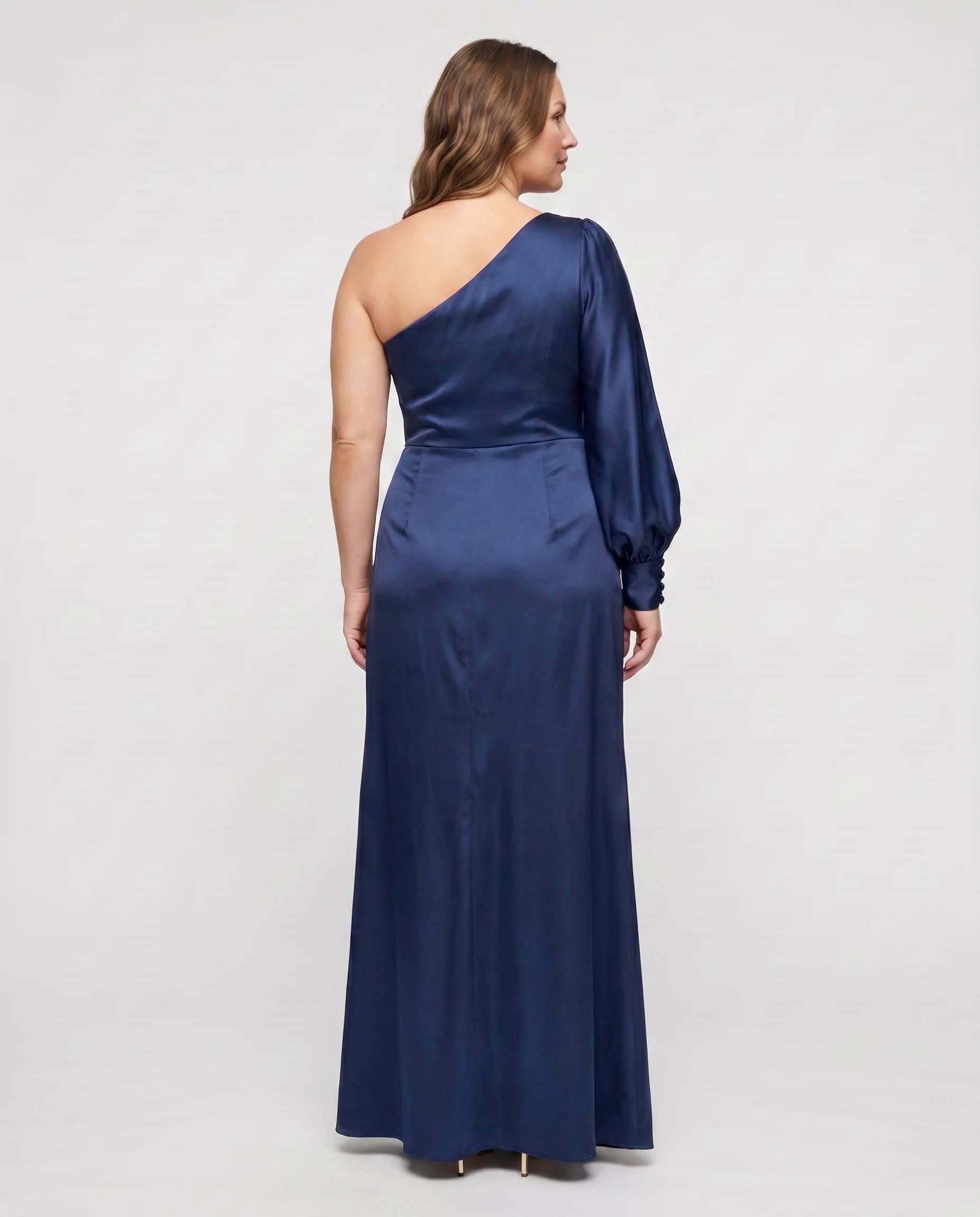 Robe longue asymetrique satin Bleu Marine Beatrice studio dos regard par-dessus epaule