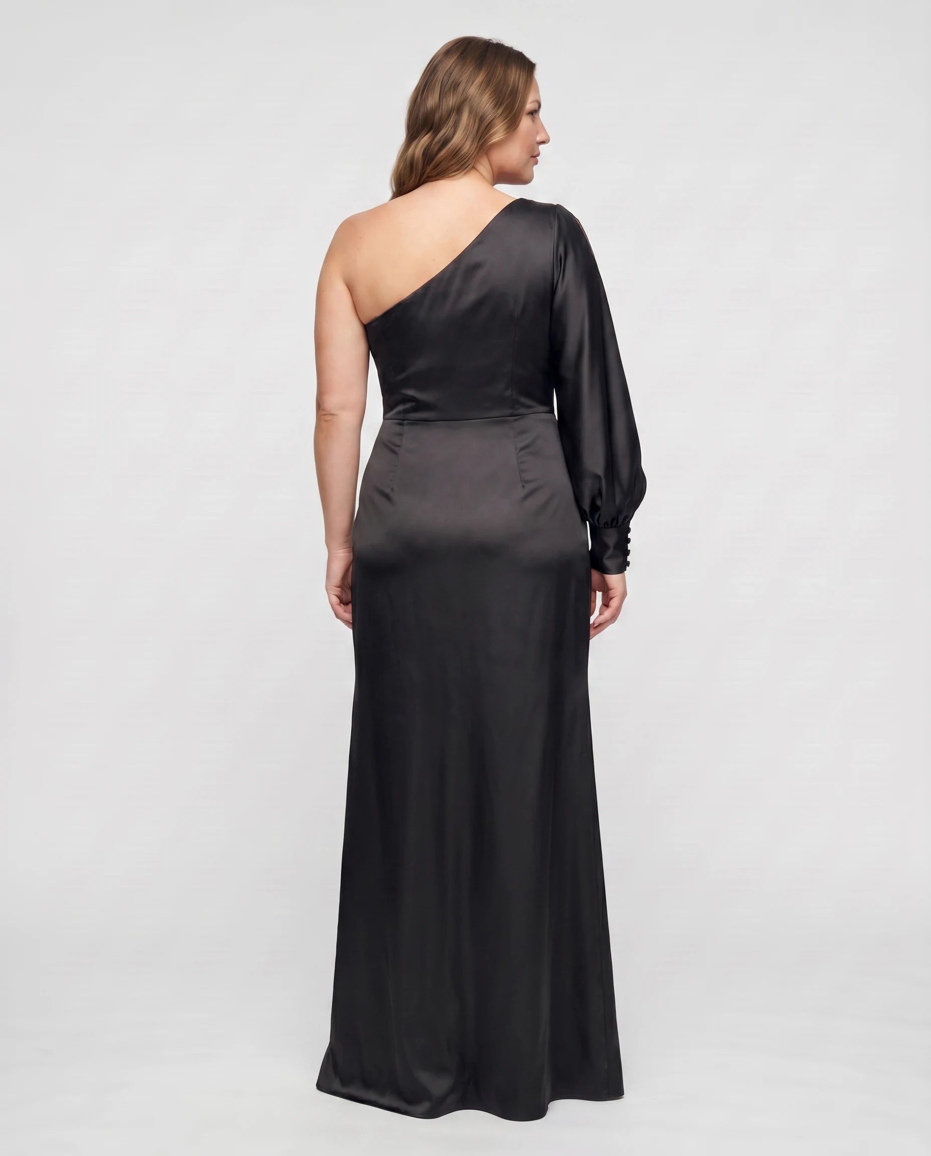 Robe longue asymetrique satin Noir Beatrice studio dos regard par-dessus epaule