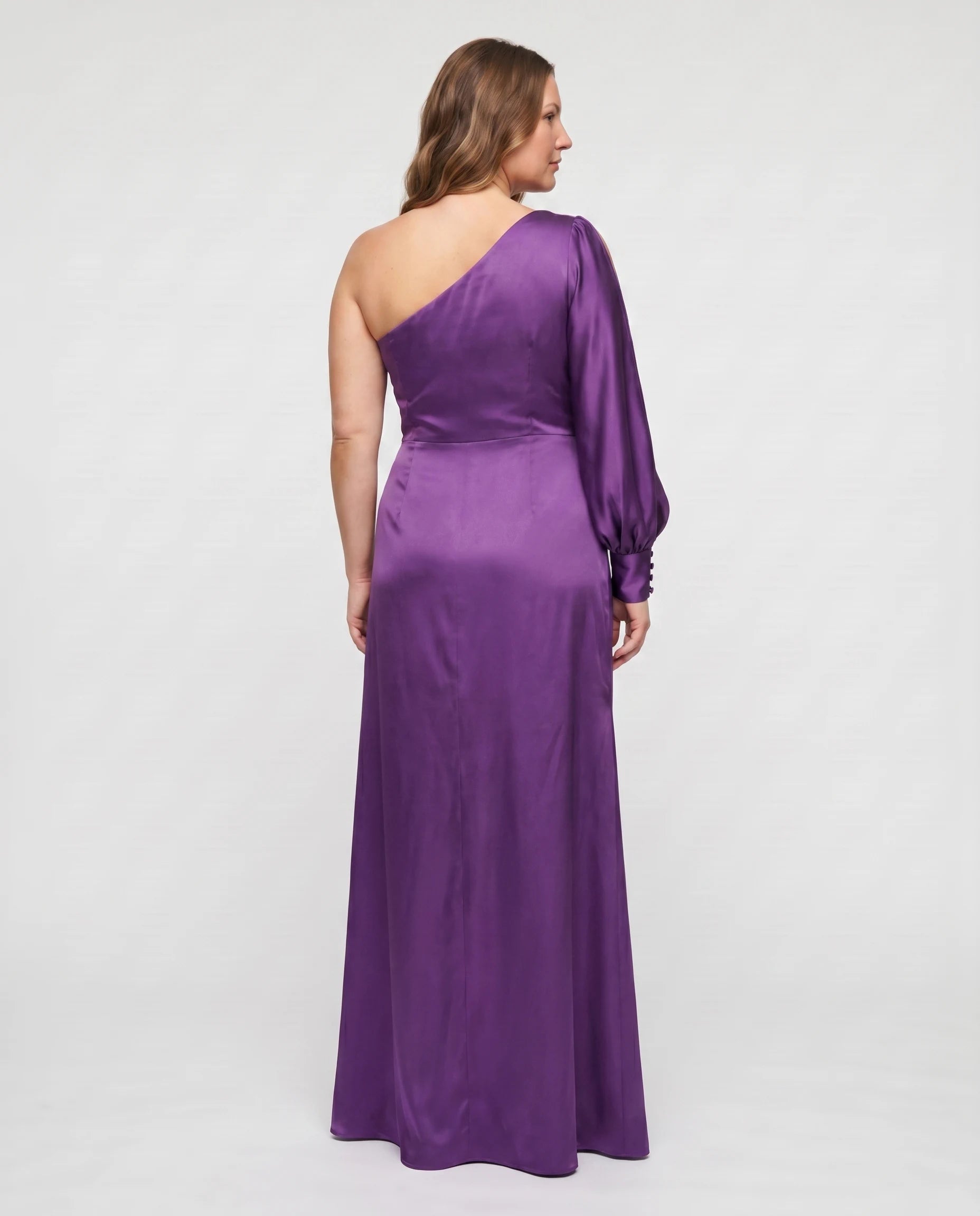 Robe longue asymetrique satin Violet Beatrice studio dos regard par-dessus epaule