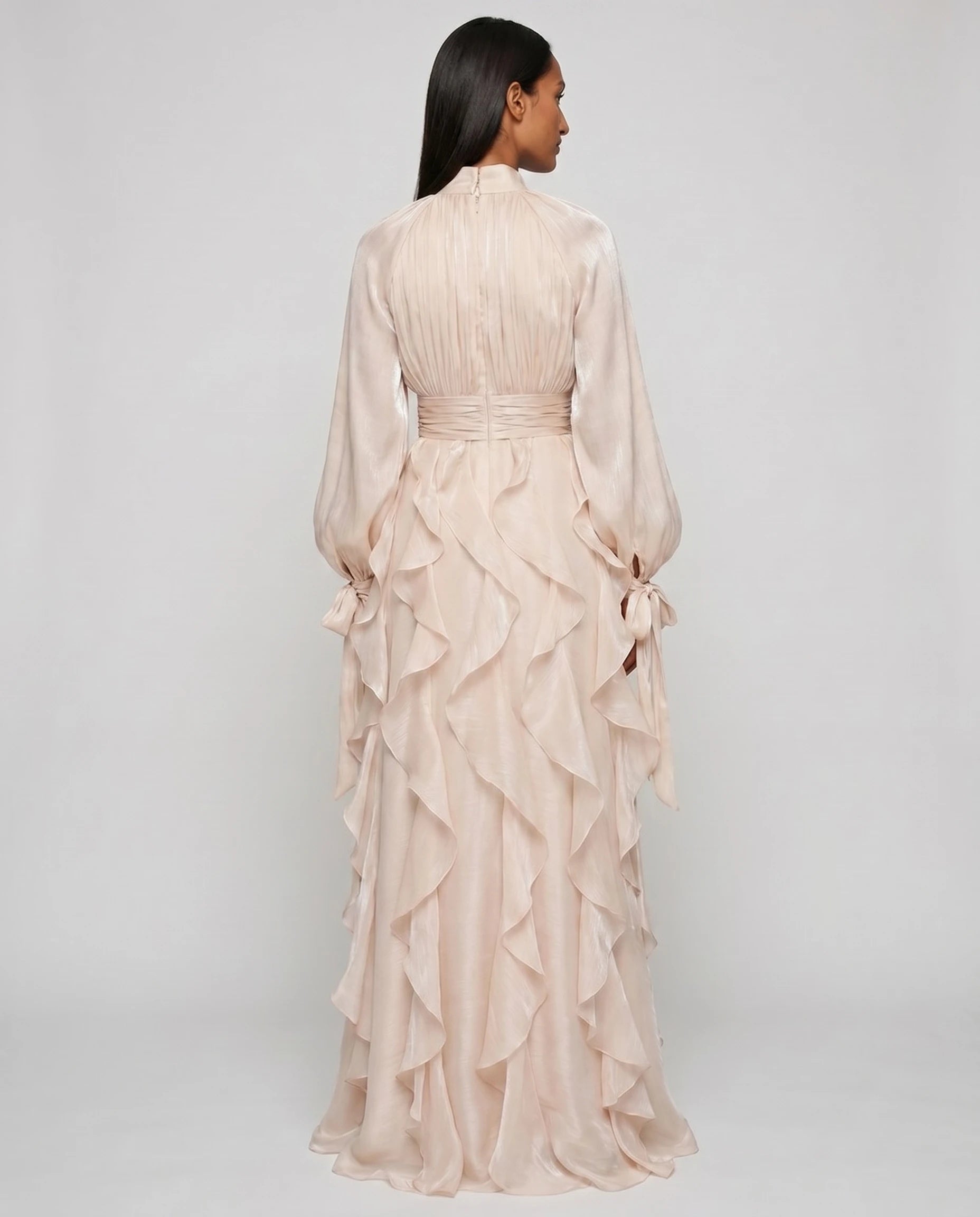Robe de soiree longue a volants beige champagne studio dos