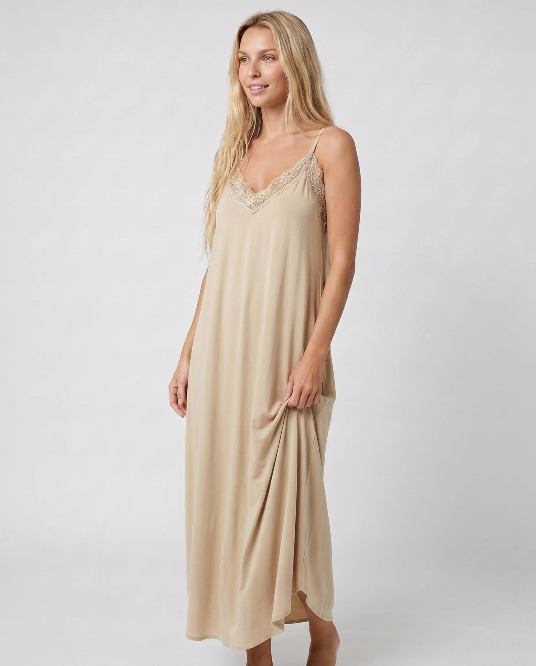 Robe longue dentelle beige sable studio trois-quart