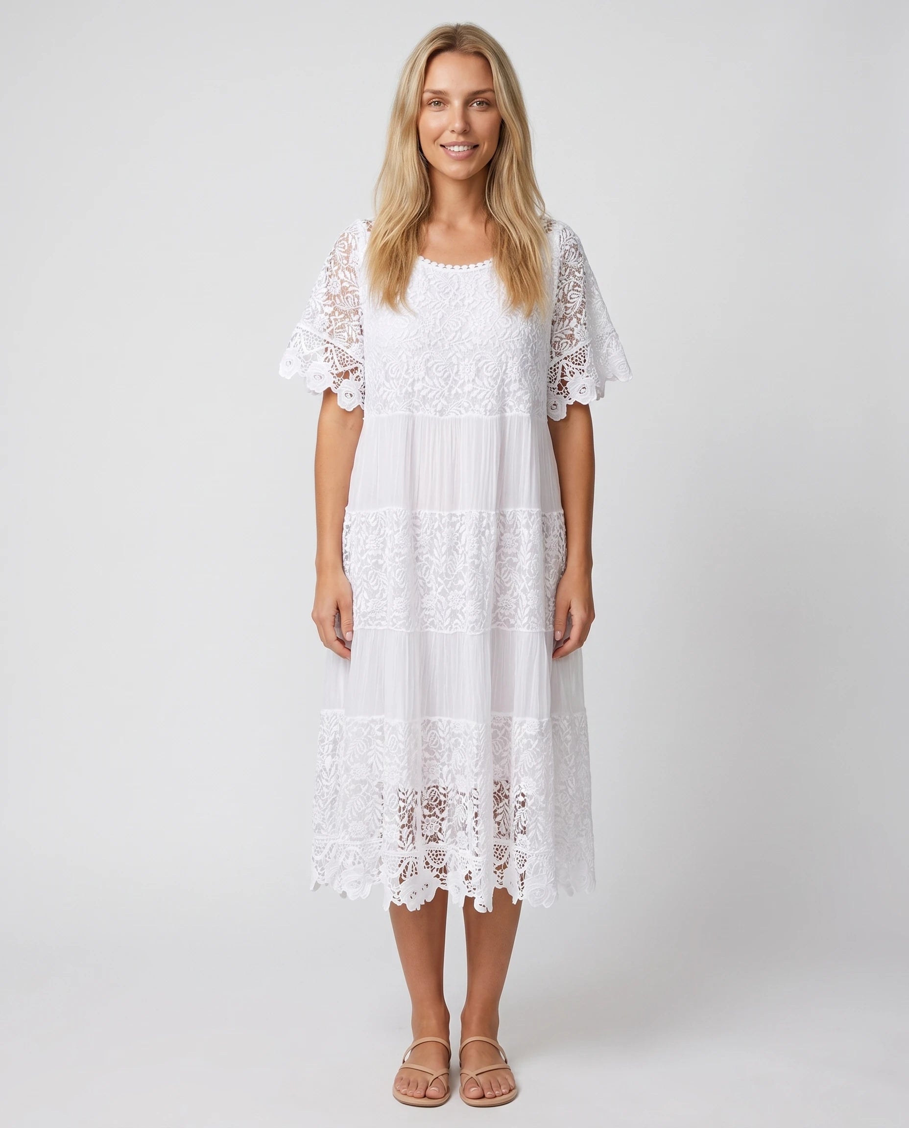 Robe midi en dentelle blanche studio face
