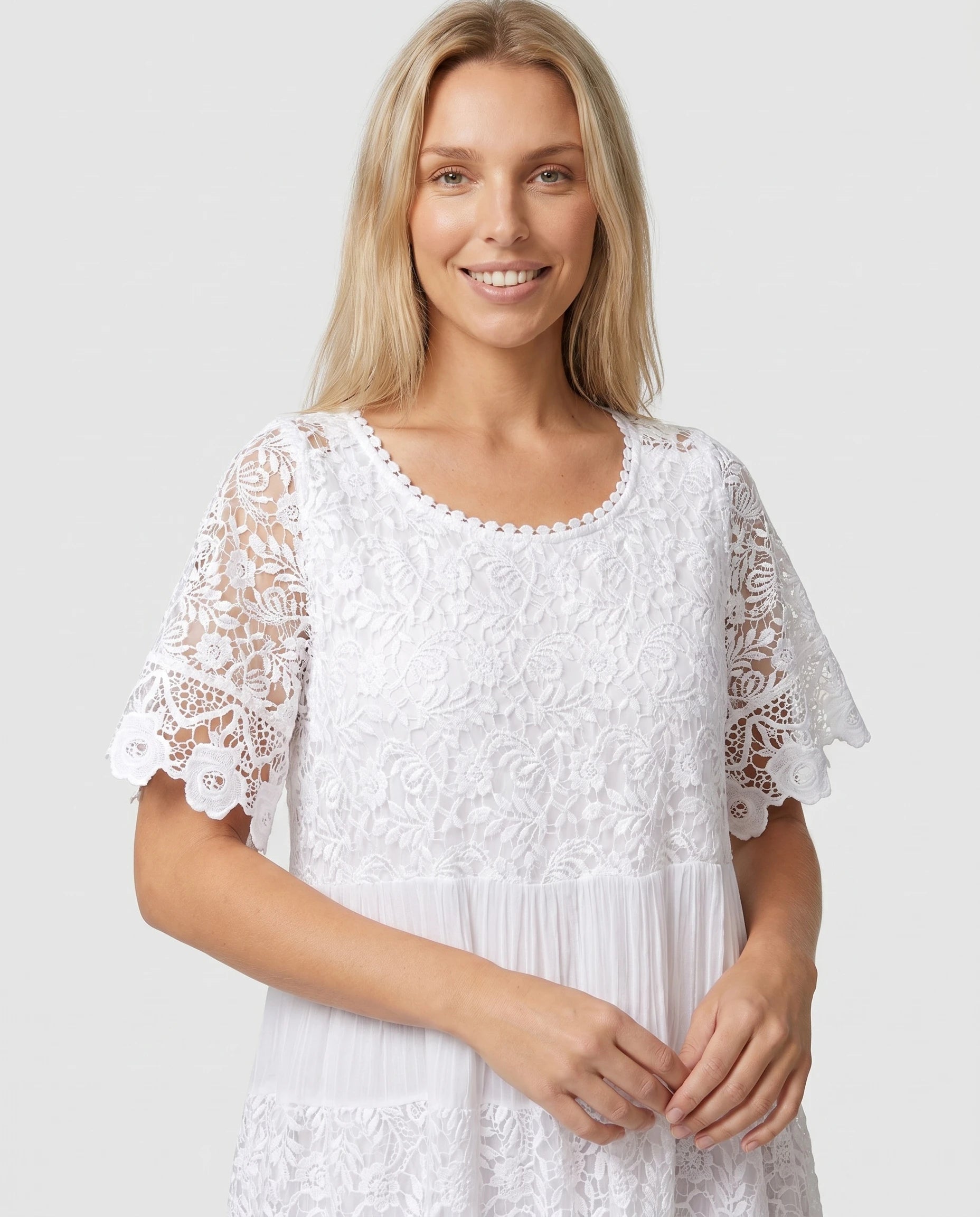 Robe midi en dentelle blanche detail buste col rond dentelle crochet