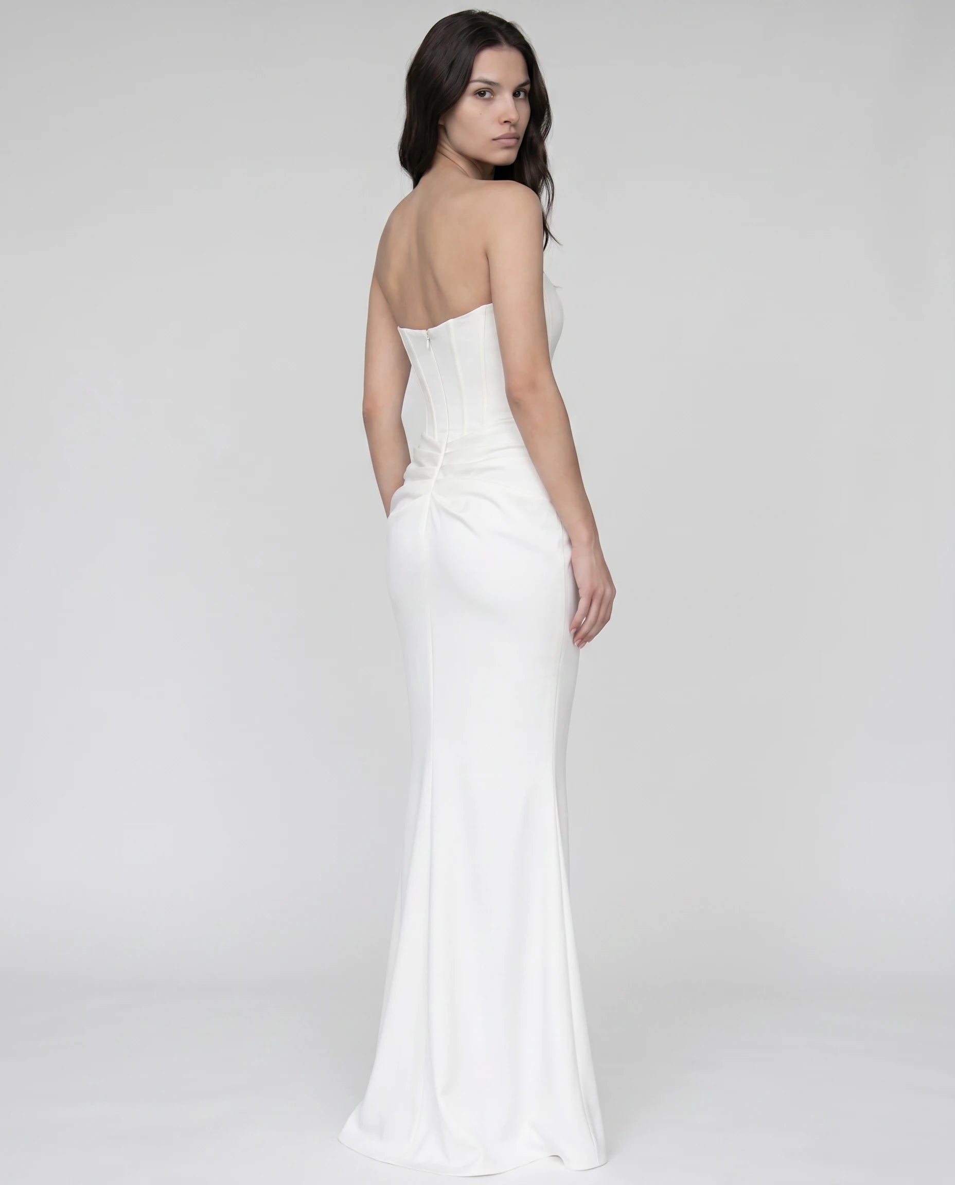 Robe corset blanche dos, regard par-dessus l'épaule