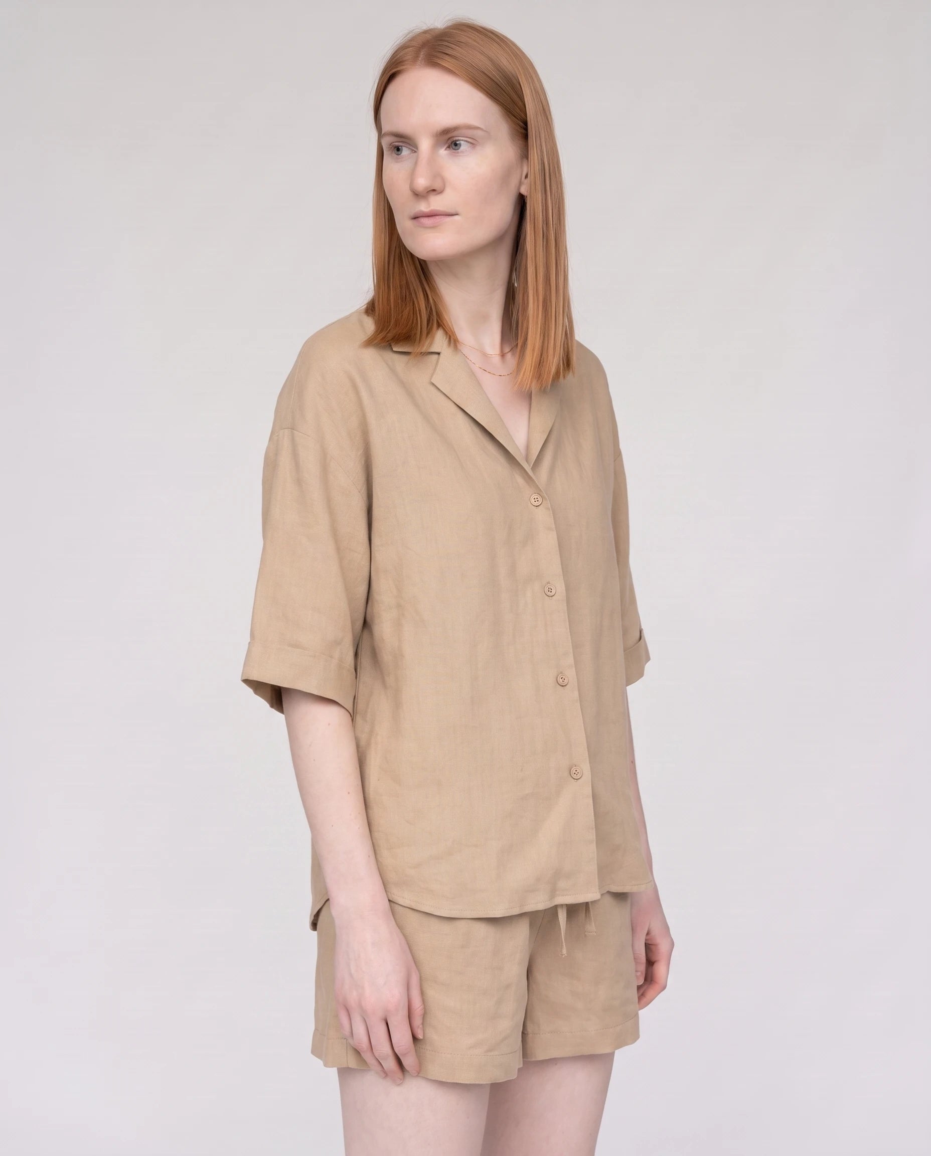 Ensemble chemise et short en lin Beige Blandine — de trois quarts