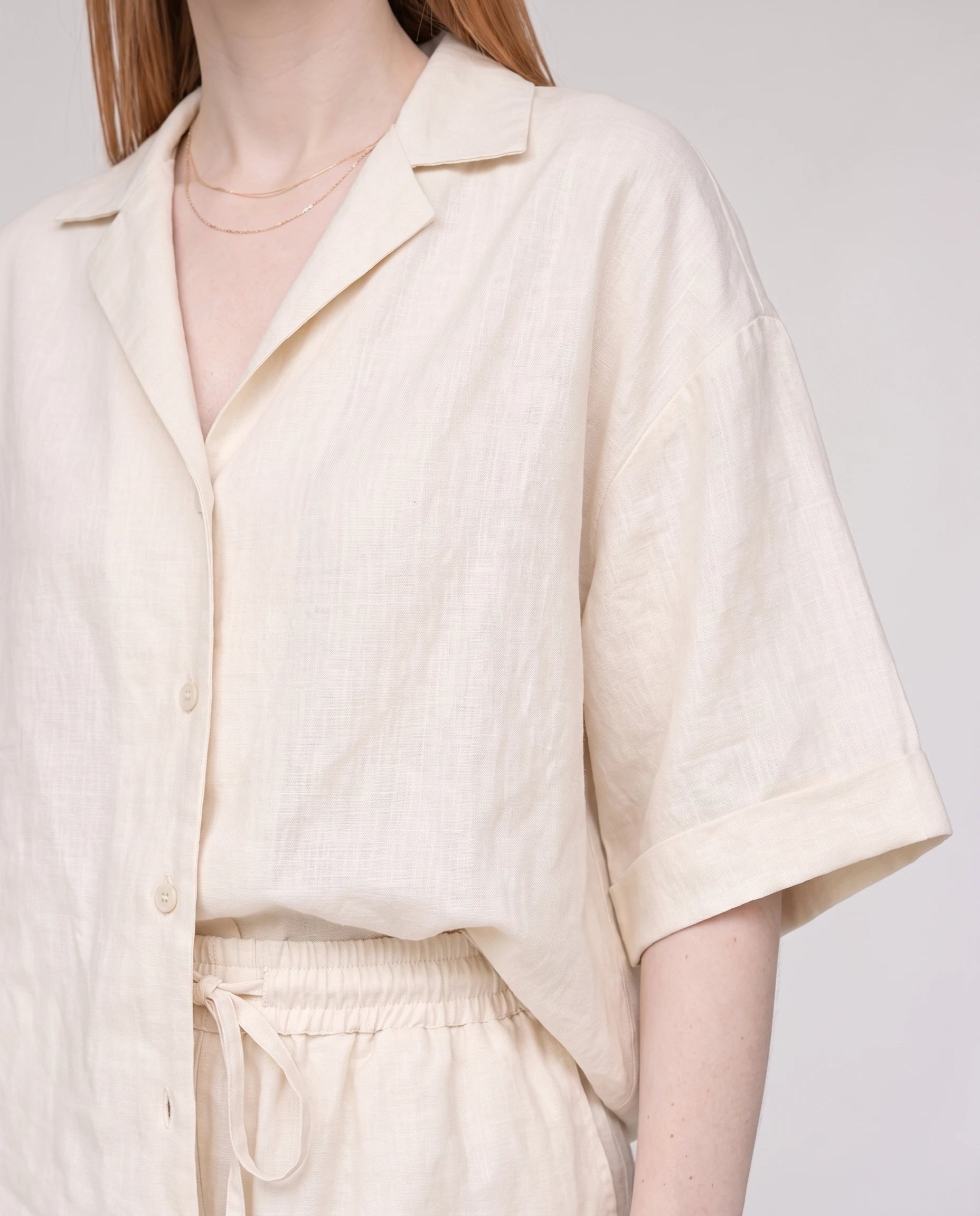 Ensemble chemise et short en lin Écru Blandine — détail col et taille