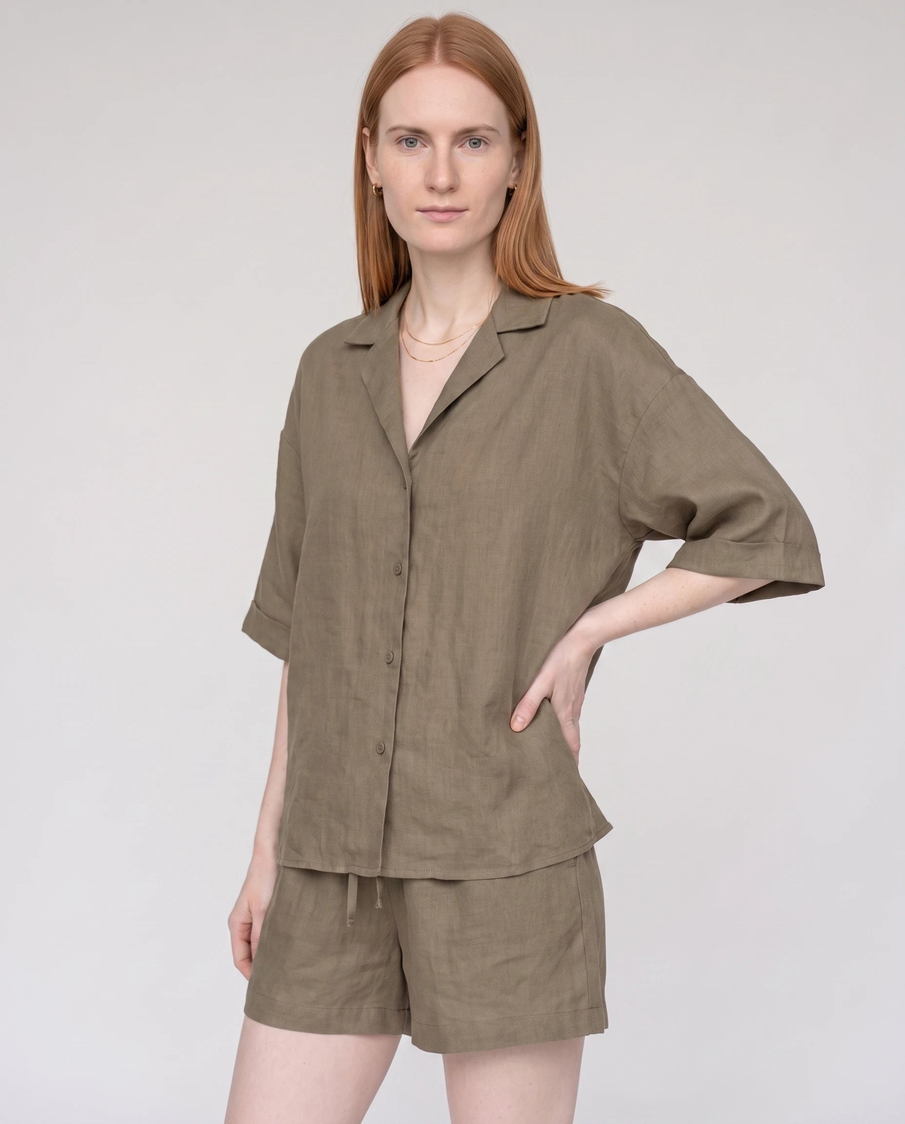 Ensemble chemise et short en lin Kaki Blandine — studio face
