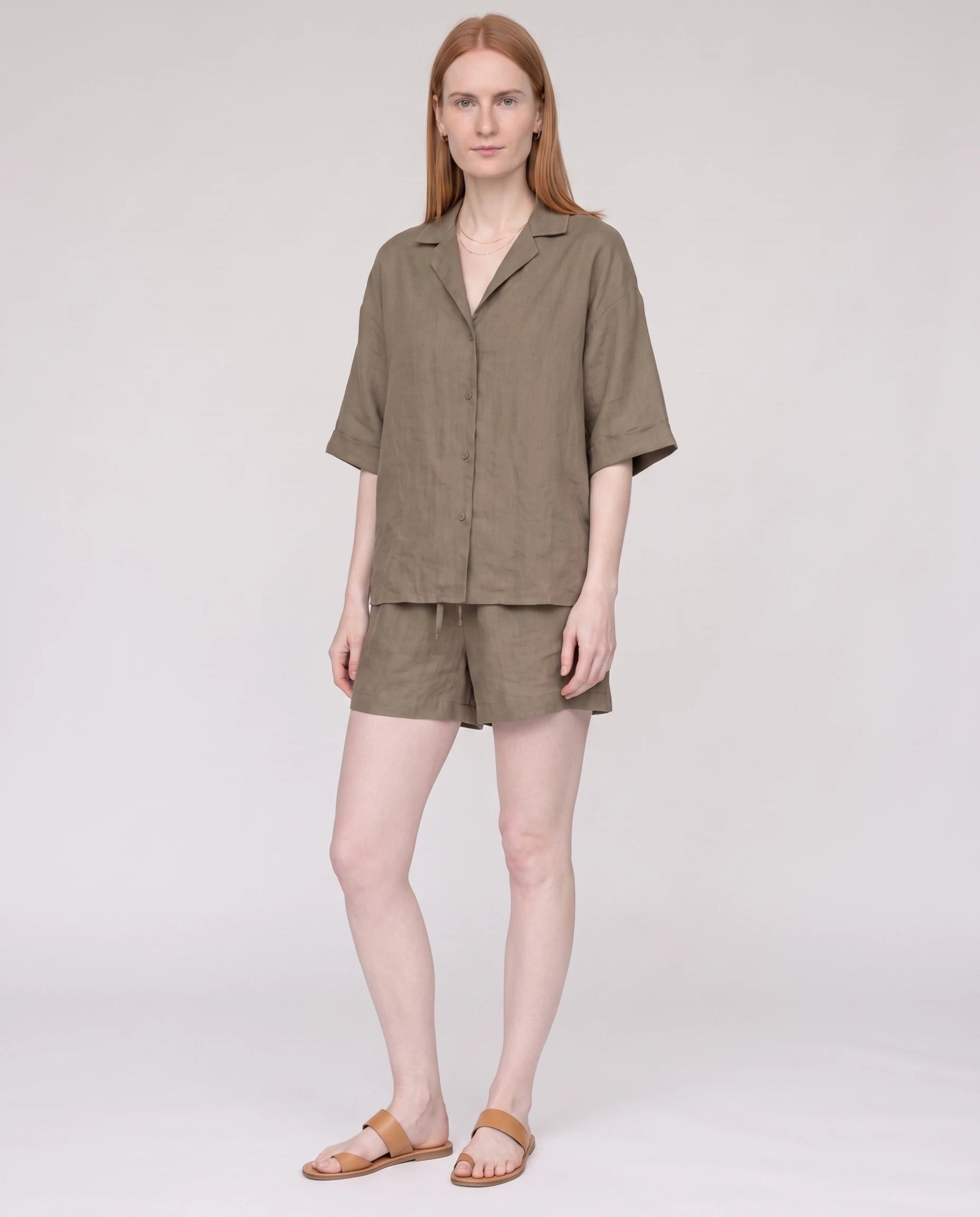 Ensemble chemise et short en lin Kaki Blandine — plein pied