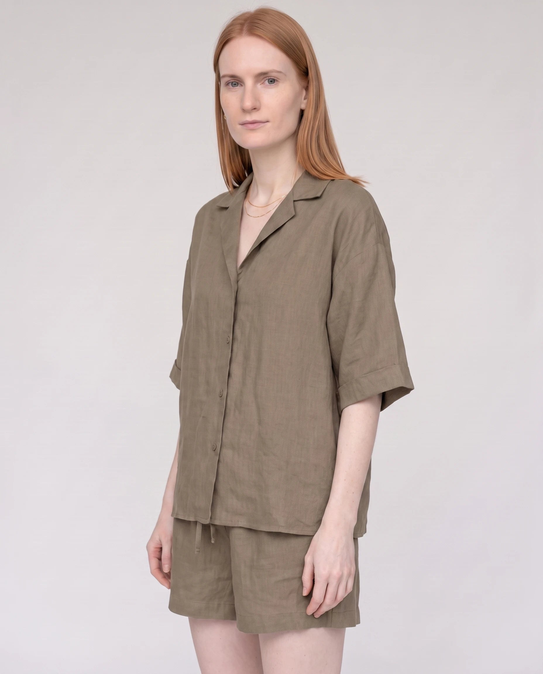 Ensemble chemise et short en lin Kaki Blandine — de trois quarts