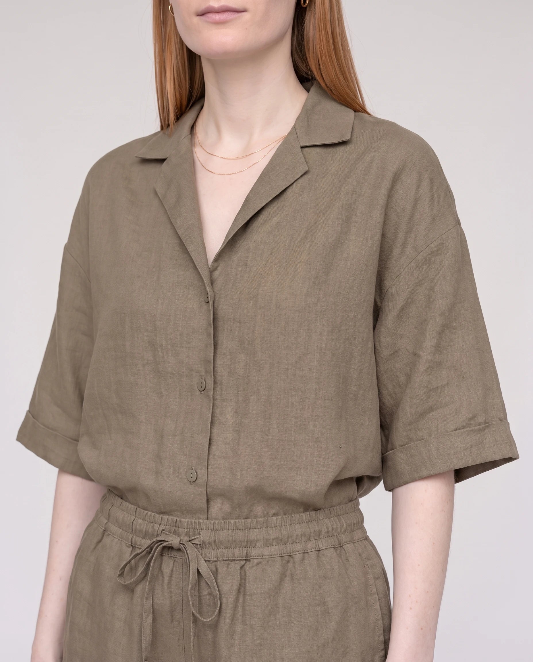 Ensemble chemise et short en lin Kaki Blandine — détail col et taille