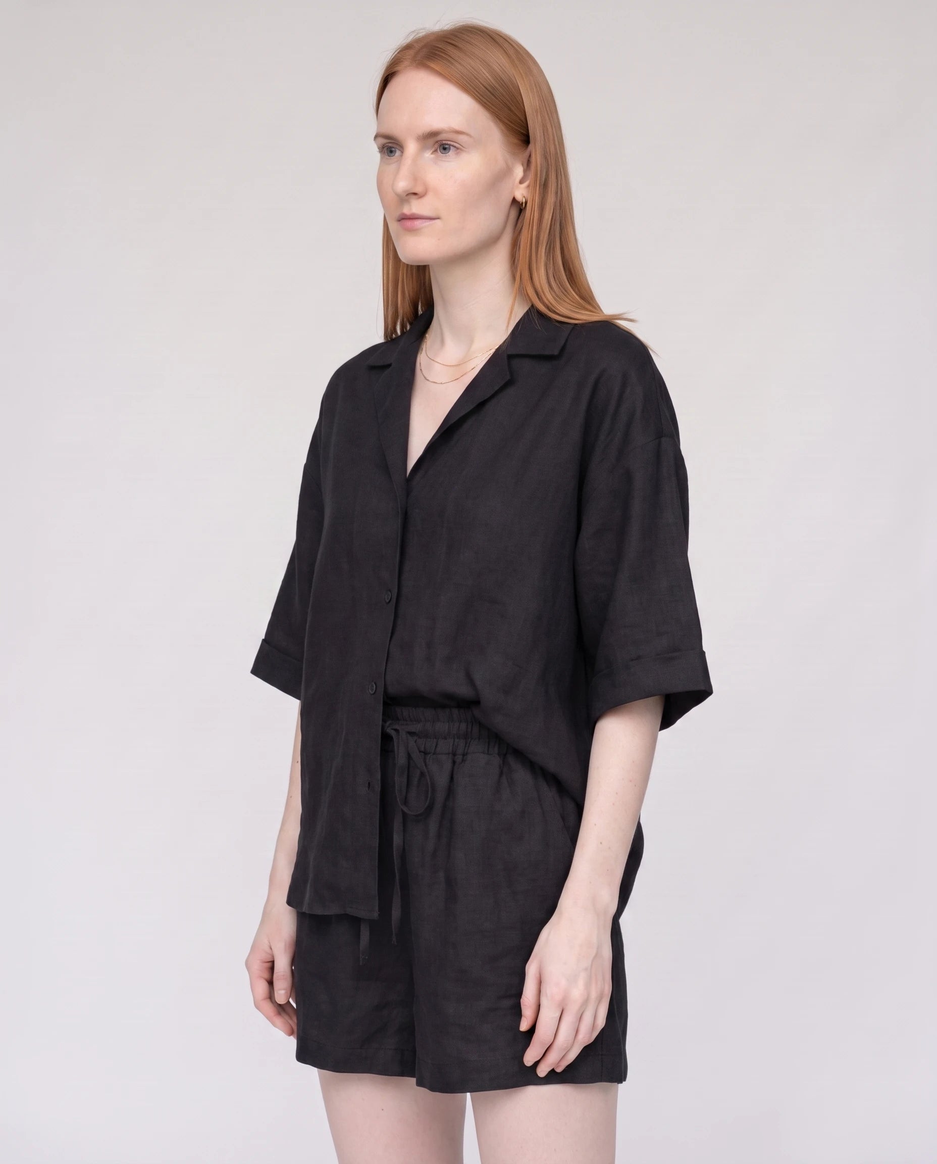 Ensemble chemise et short en lin Noir Blandine — de trois quarts