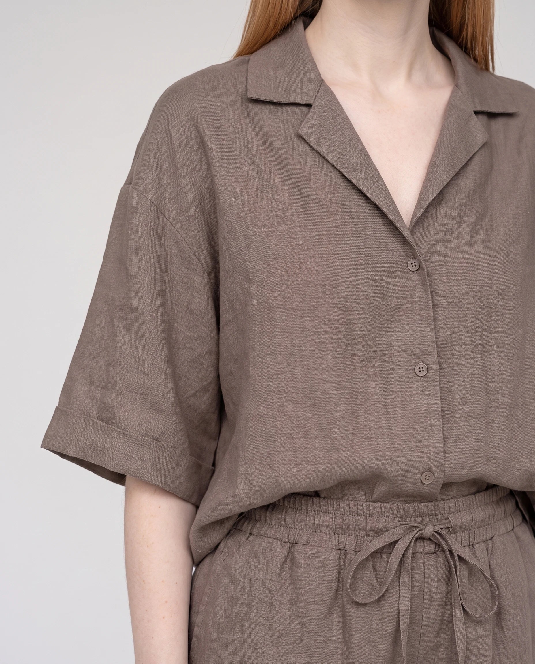 Ensemble chemise et short en lin Taupe Blandine — détail col et taille