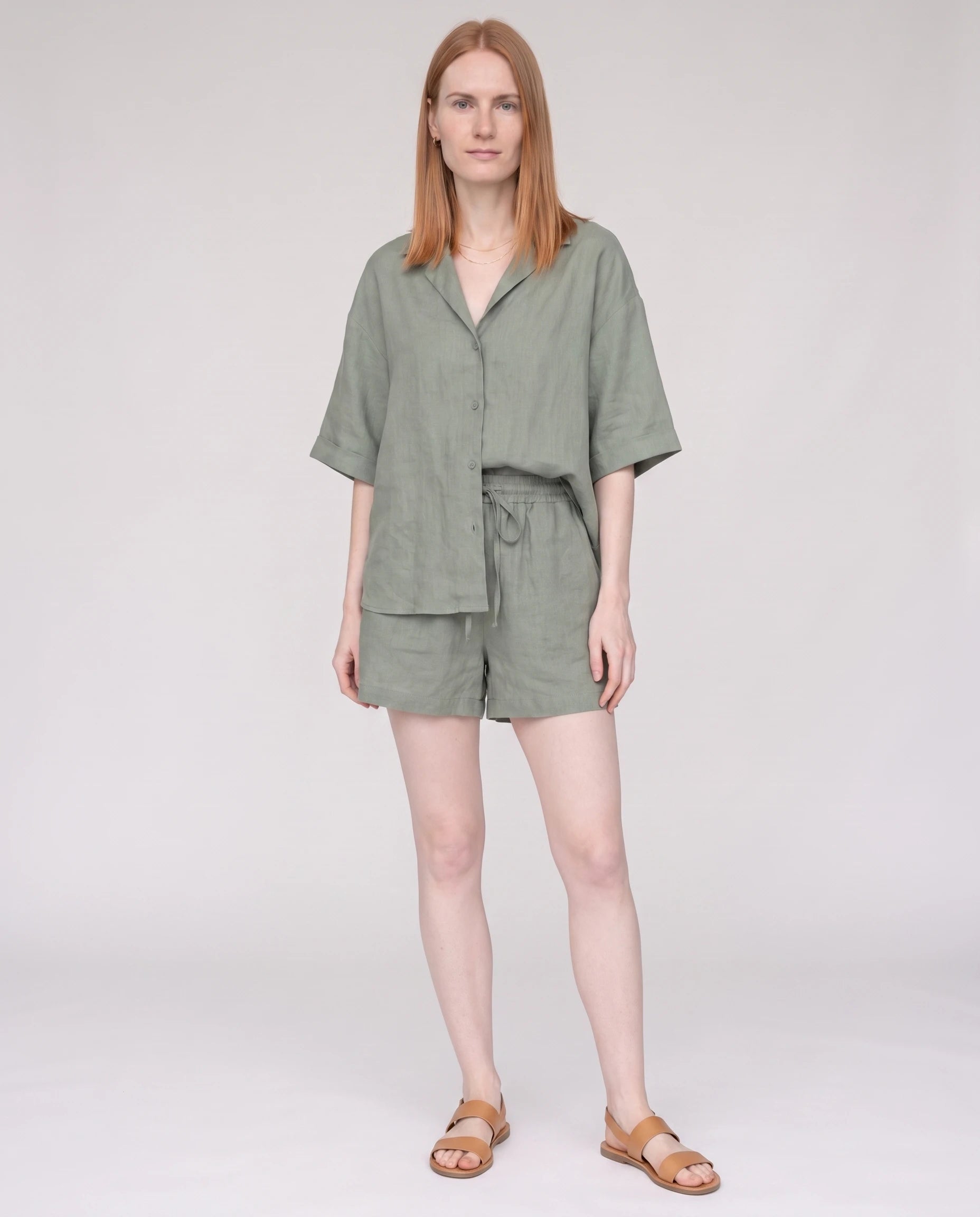 Ensemble chemise et short en lin Vert Sauge Blandine — plein pied