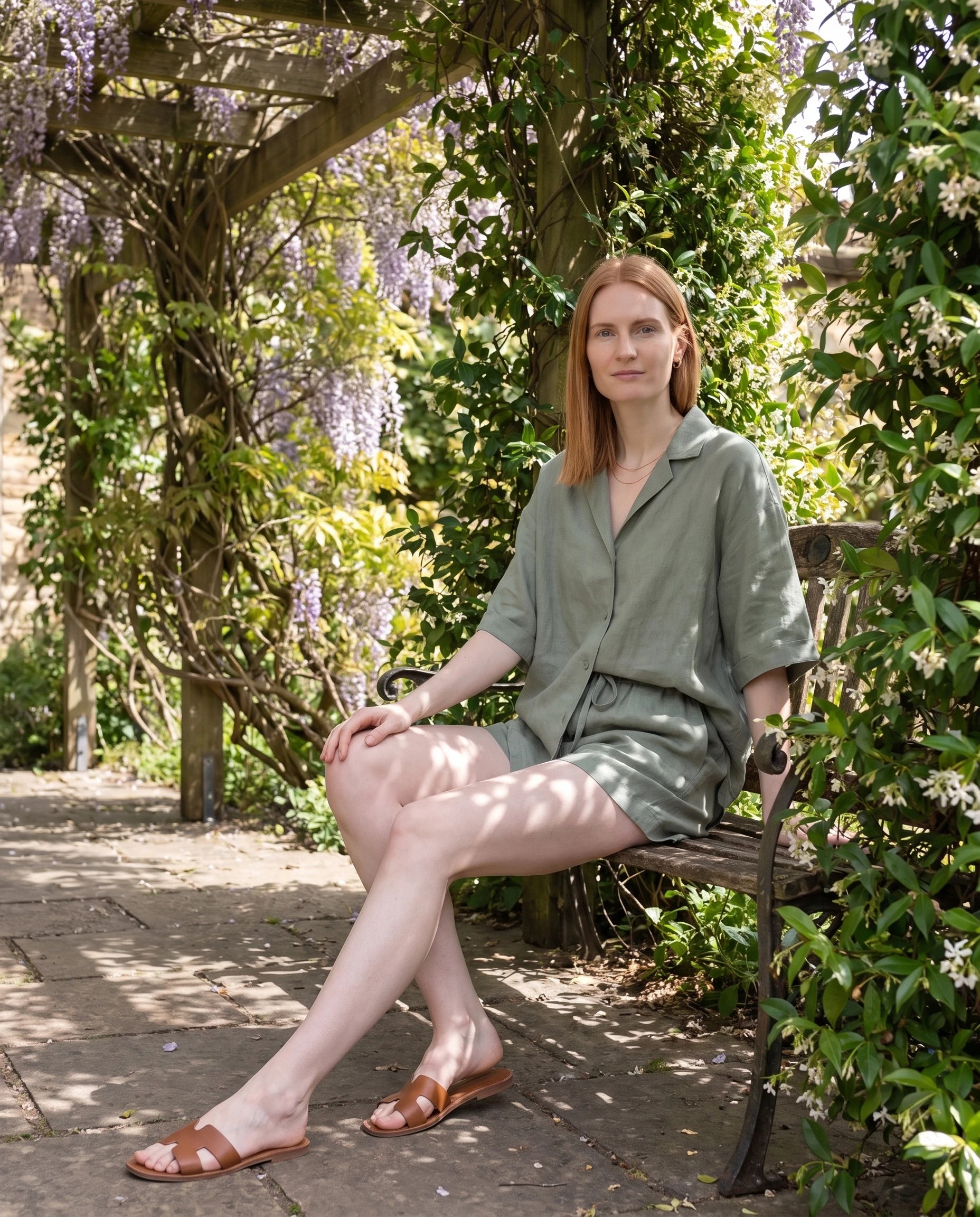 Ensemble chemise et short en lin Vert Sauge Blandine — porté en intérieur