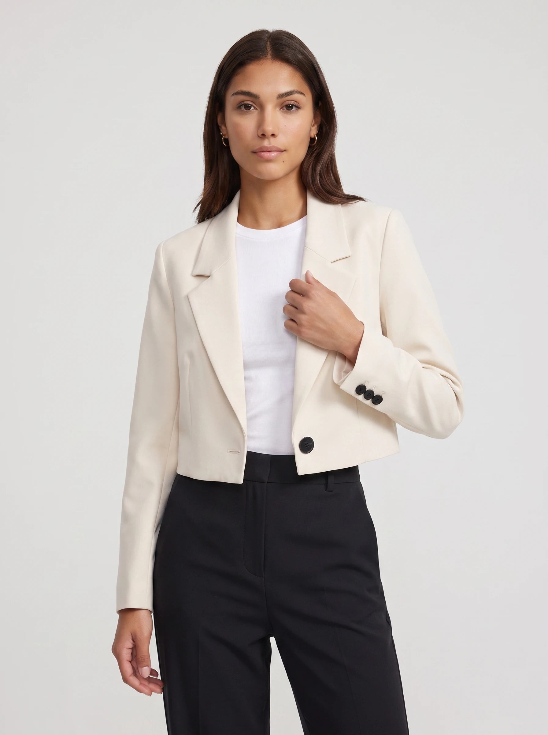 Blazer court beige à bouton contrasté Aude, plan rapproché en studio