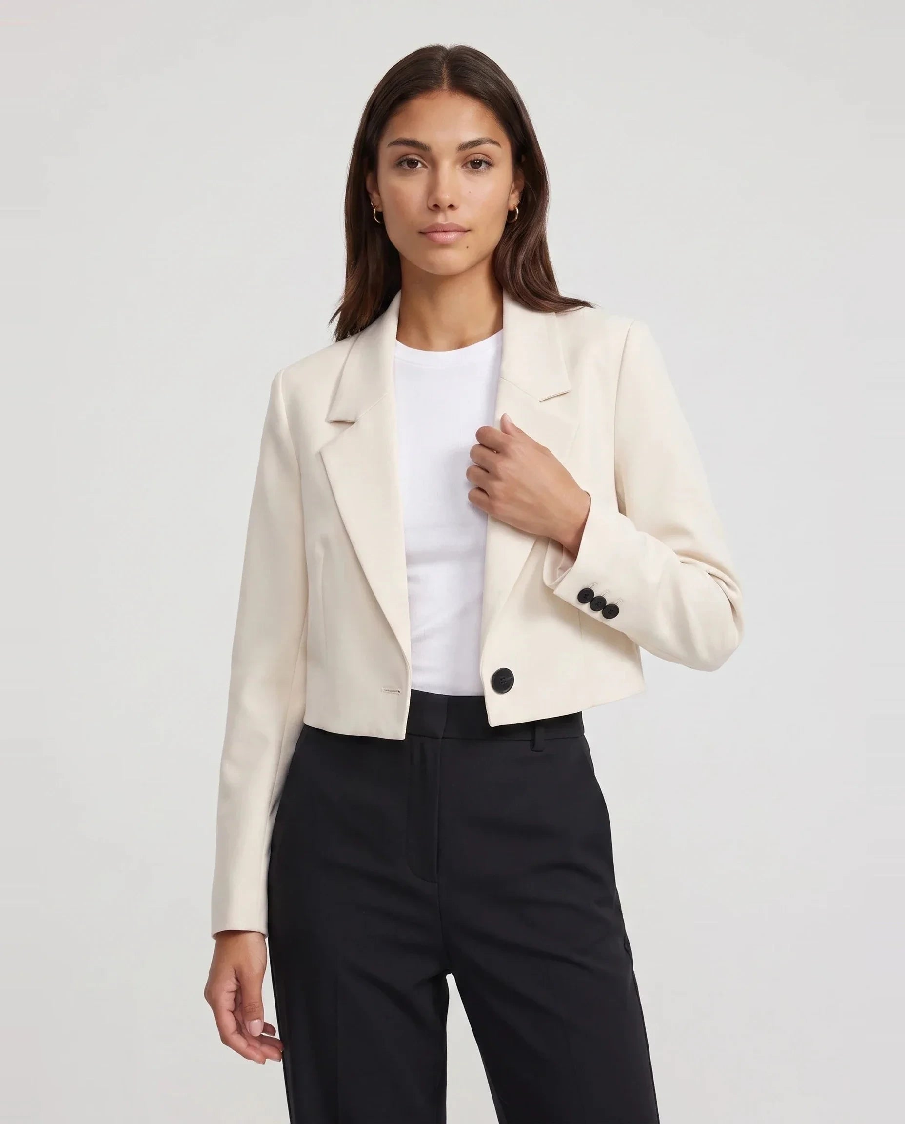 Blazer court beige à bouton contrasté Aude, plan rapproché en studio