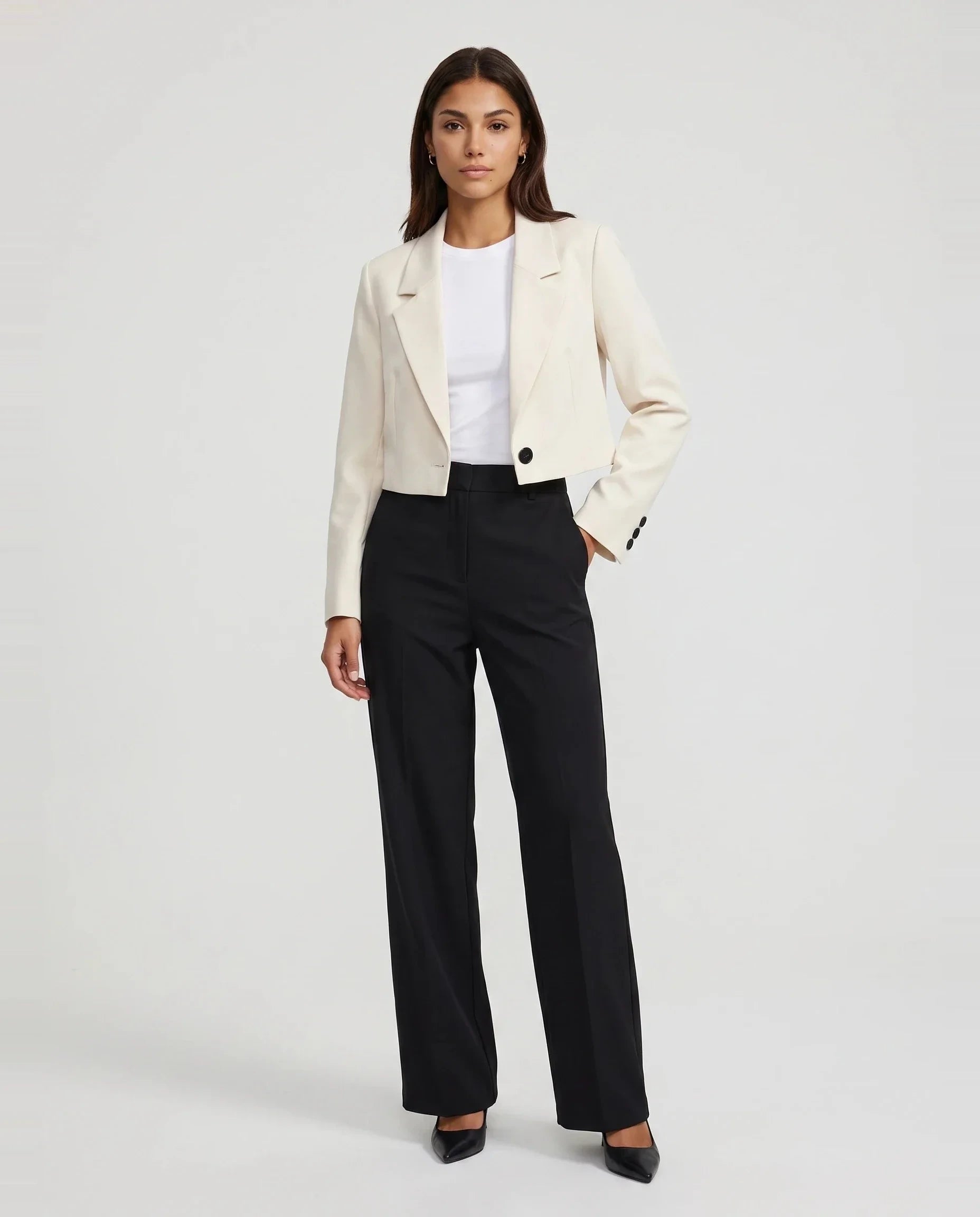 Blazer court beige à bouton contrasté Aude, vue de face en studio