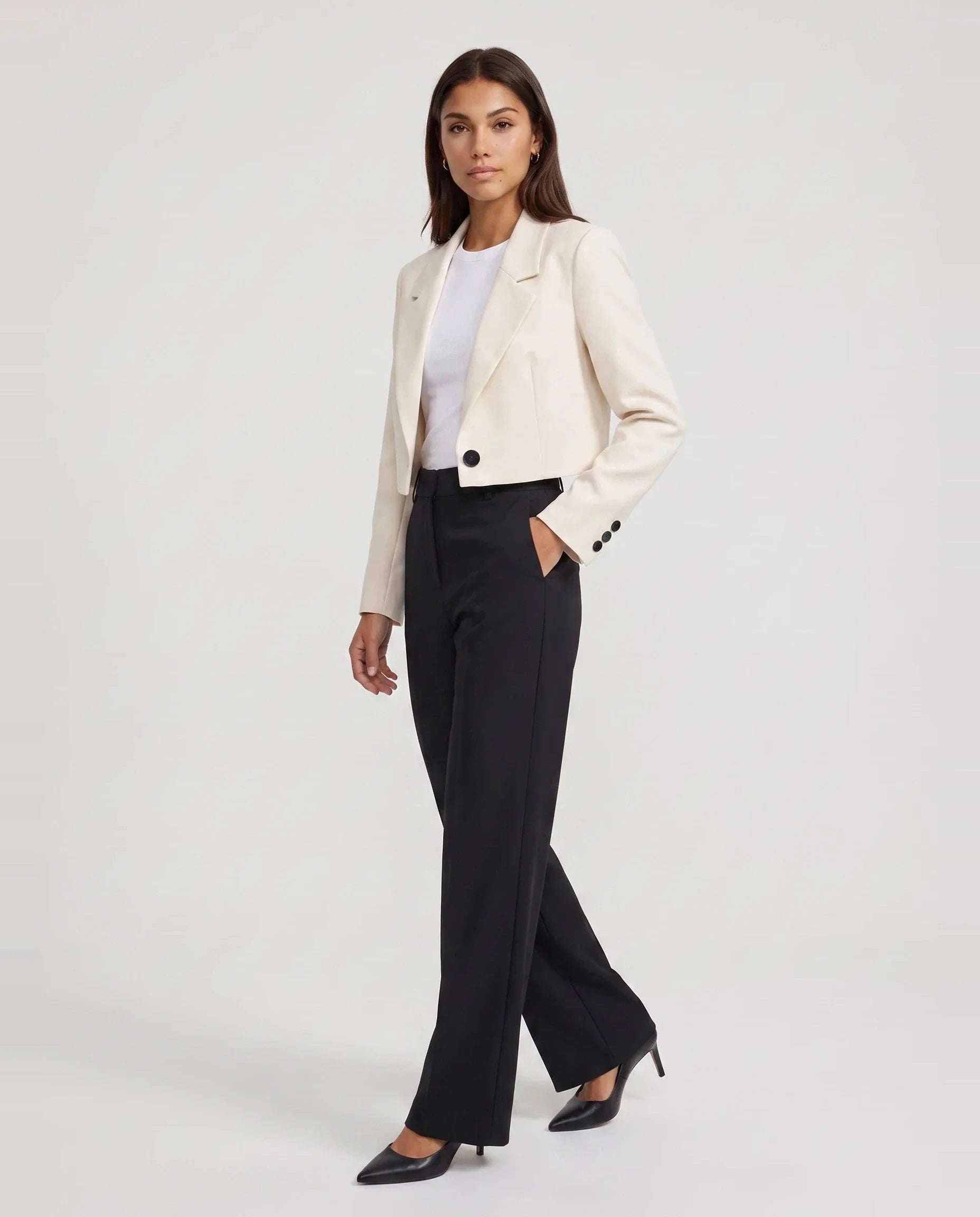 Blazer court beige à bouton contrasté Aude, vue de trois quarts en studio