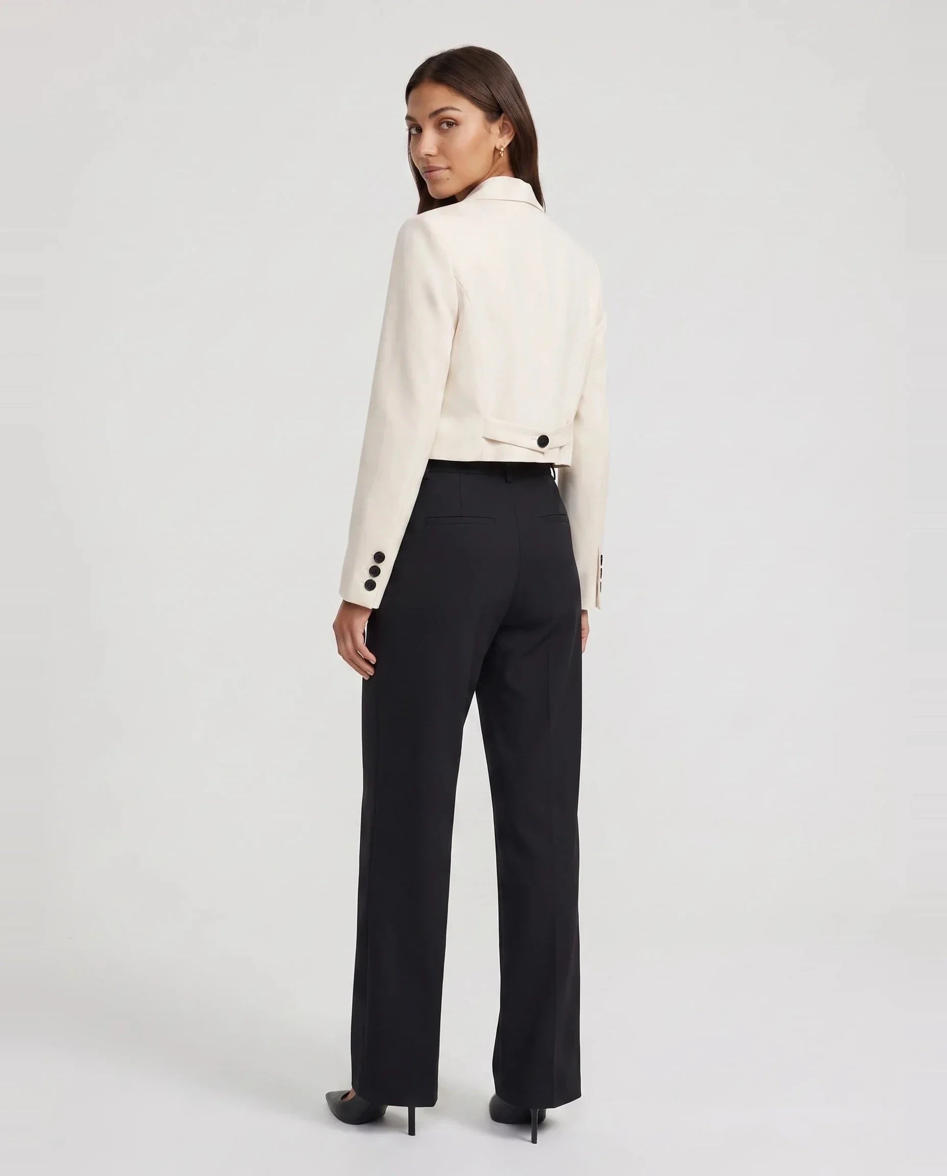 Blazer court beige Aude, vue de dos avec patte boutonnée en studio