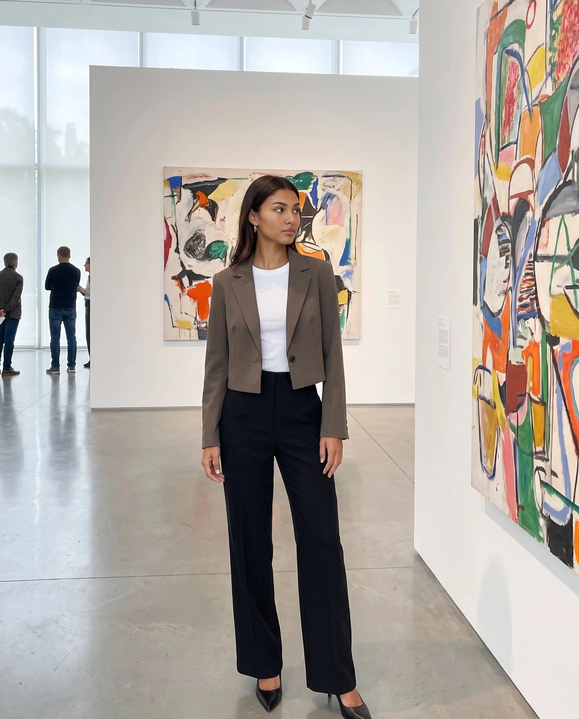 Blazer court café Aude, porté dans une galerie d'art moderne