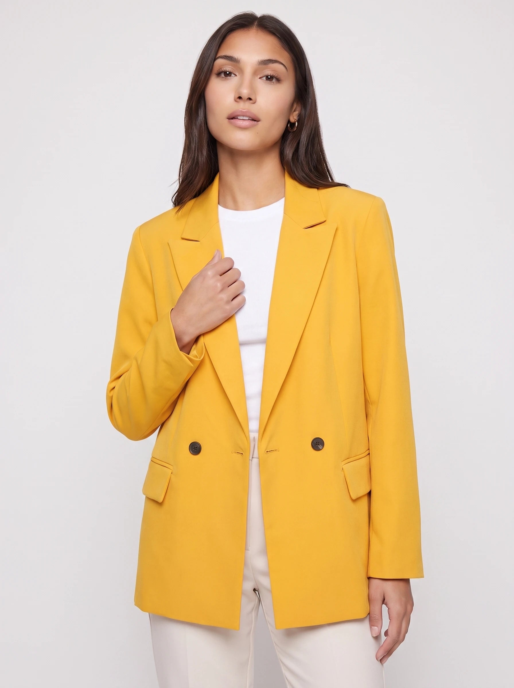 Blazer oversize à double boutonnage jaune safran Cosima, plan rapproché en studio