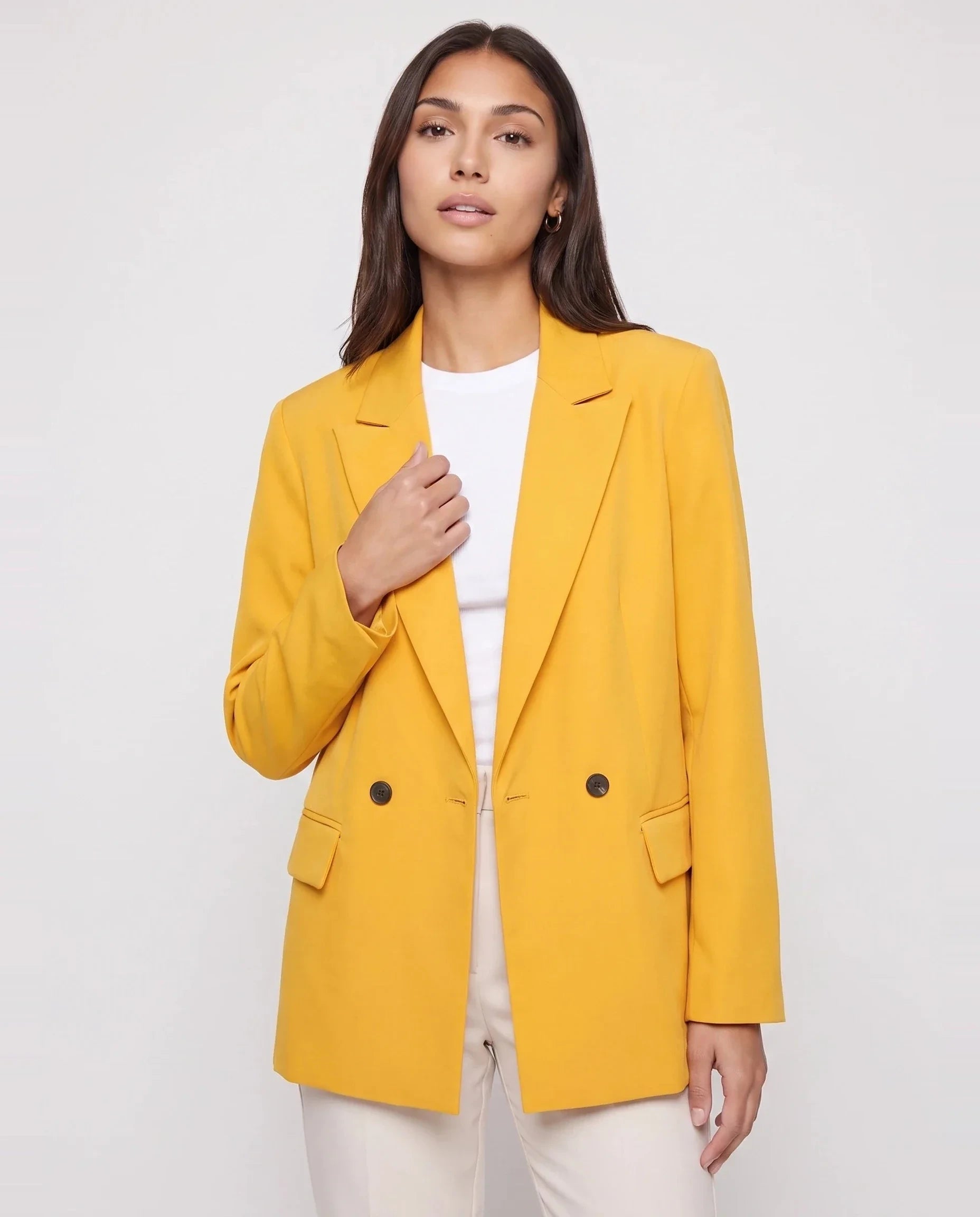 Blazer oversize à double boutonnage jaune safran Cosima, plan rapproché en studio