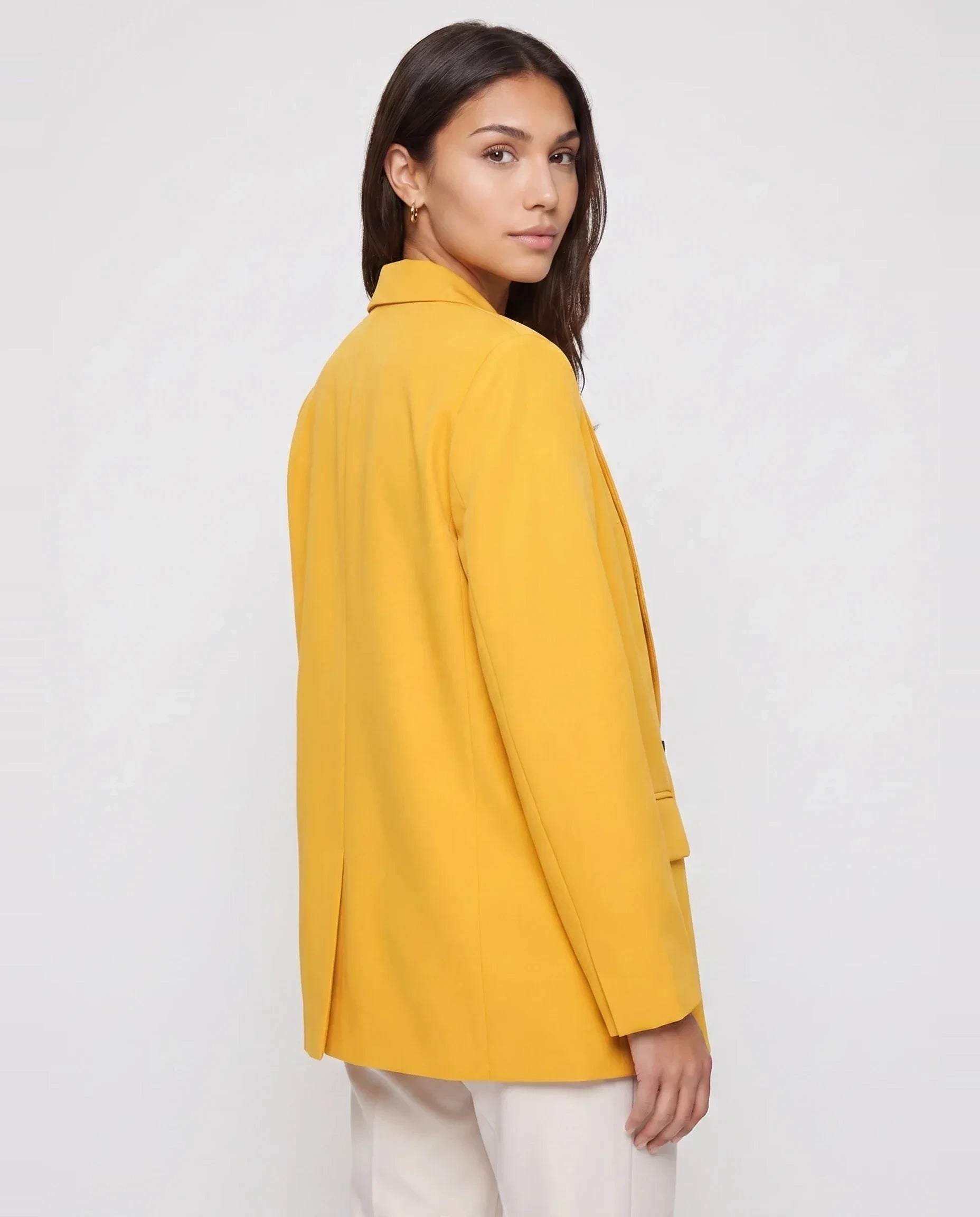 Blazer oversize à double boutonnage jaune safran Cosima, vue de trois quarts en studio