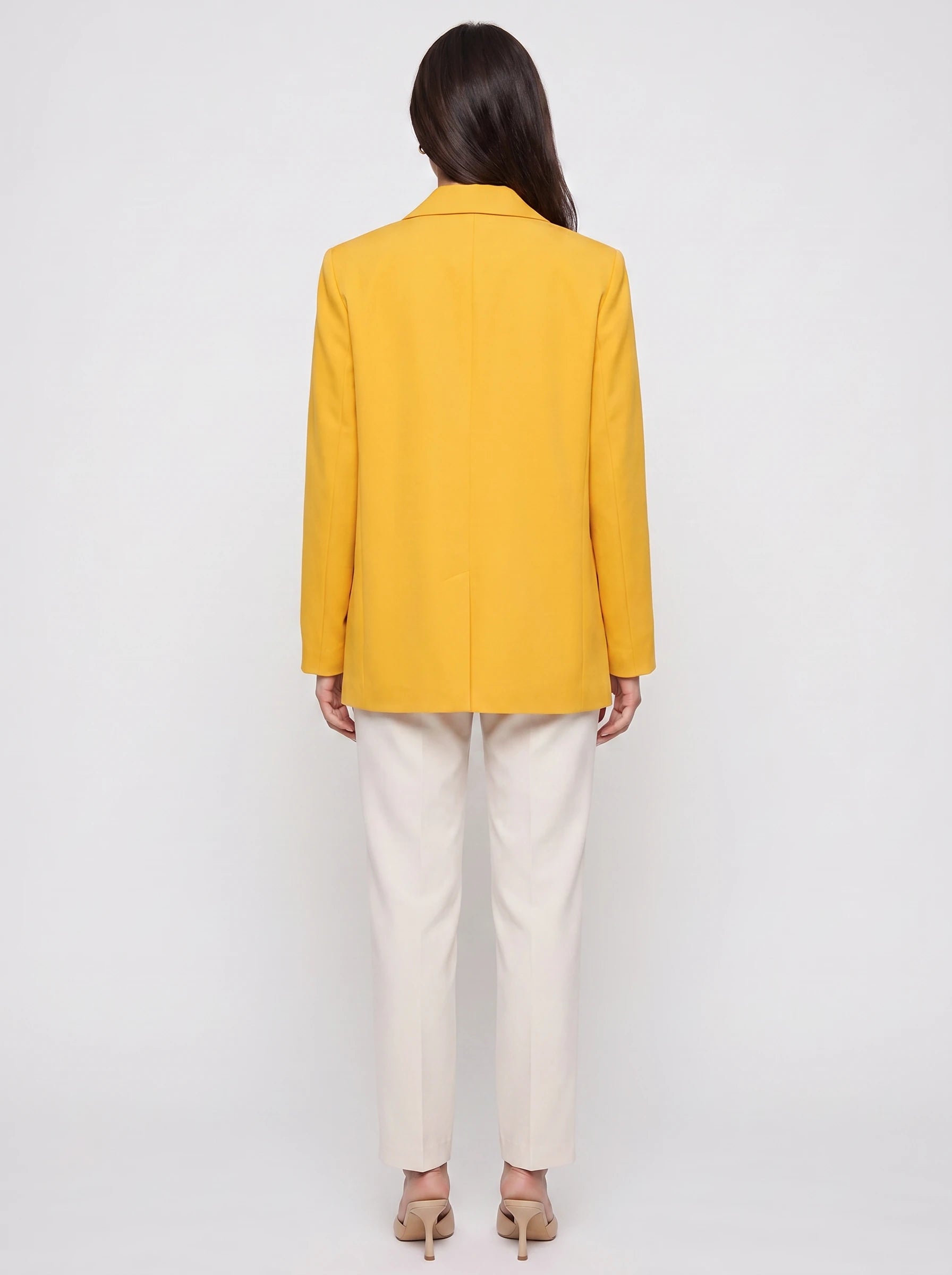 Blazer oversize à double boutonnage jaune safran Cosima, vue de dos en studio