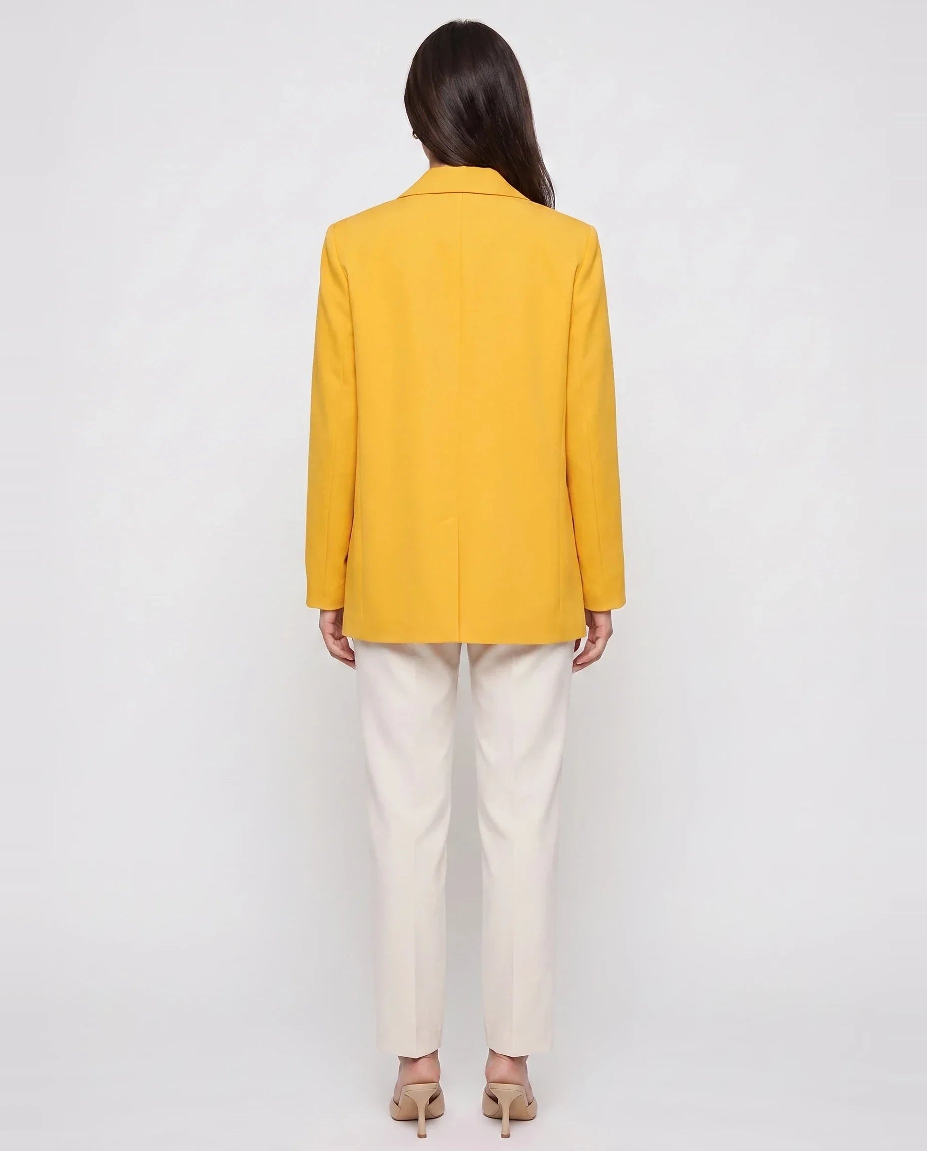 Blazer oversize à double boutonnage jaune safran Cosima, vue de dos en studio