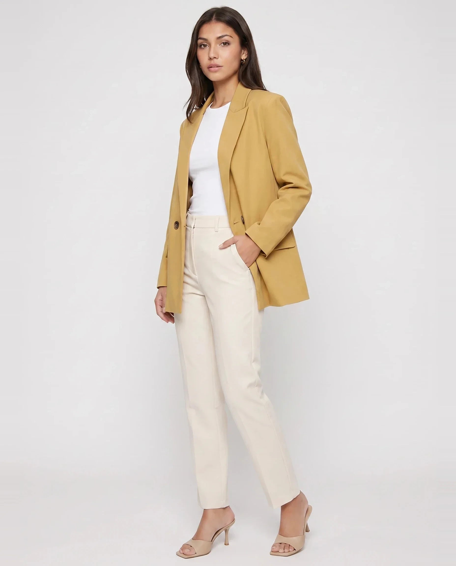 Blazer oversize à double boutonnage moutarde Cosima, vue de trois quarts en studio