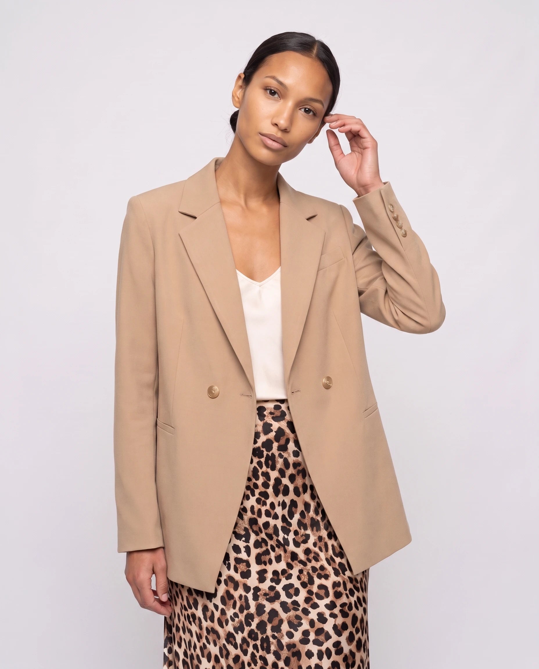 Blazer droit camel Augusta, plan rapproché buste en studio