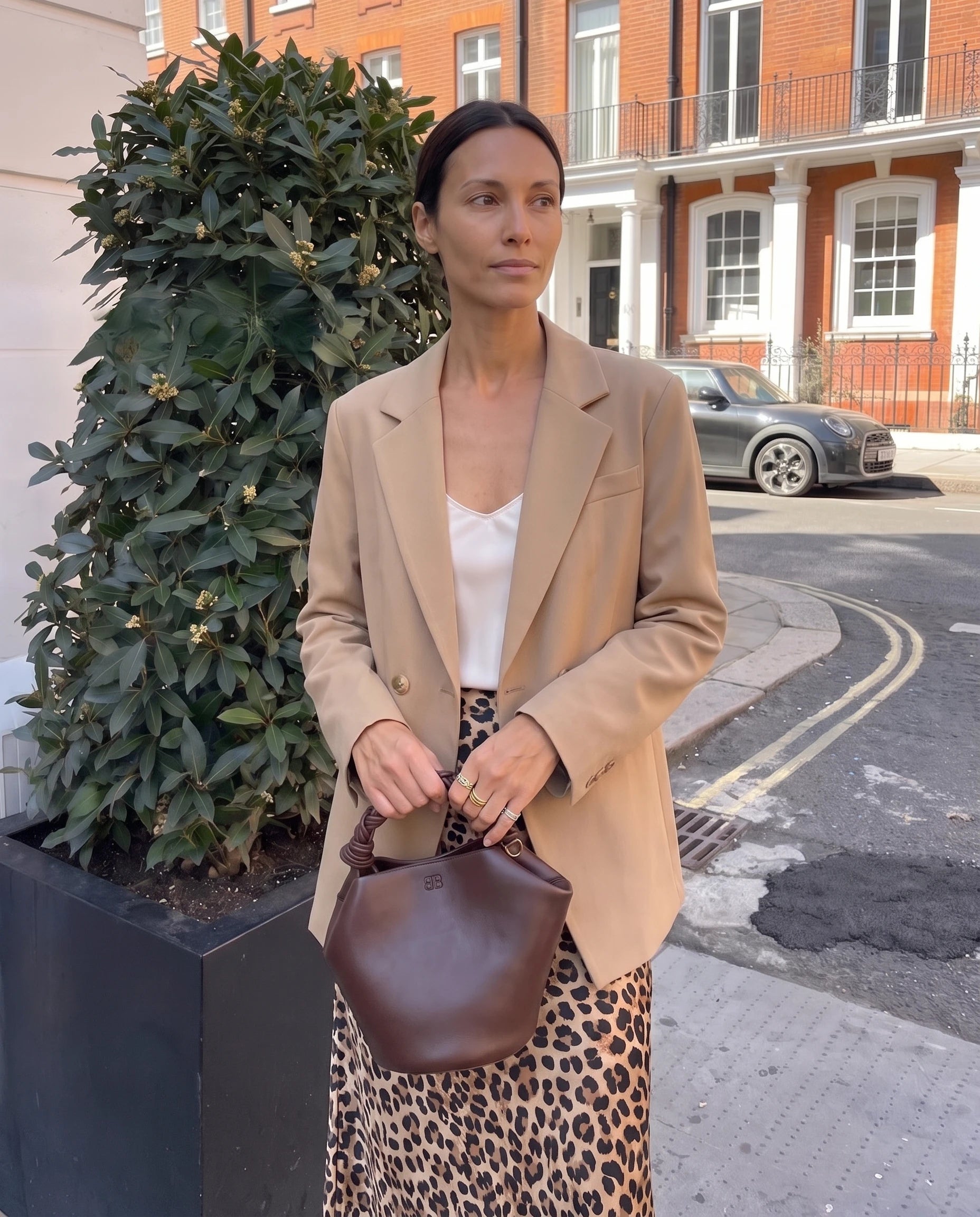 Blazer droit camel Augusta, vue de trois quarts devant une haie