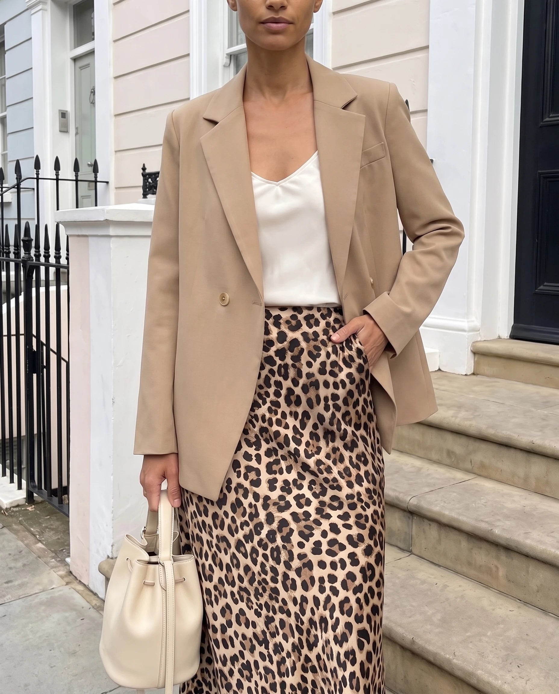 Blazer droit camel Augusta, détail du buste devant un perron
