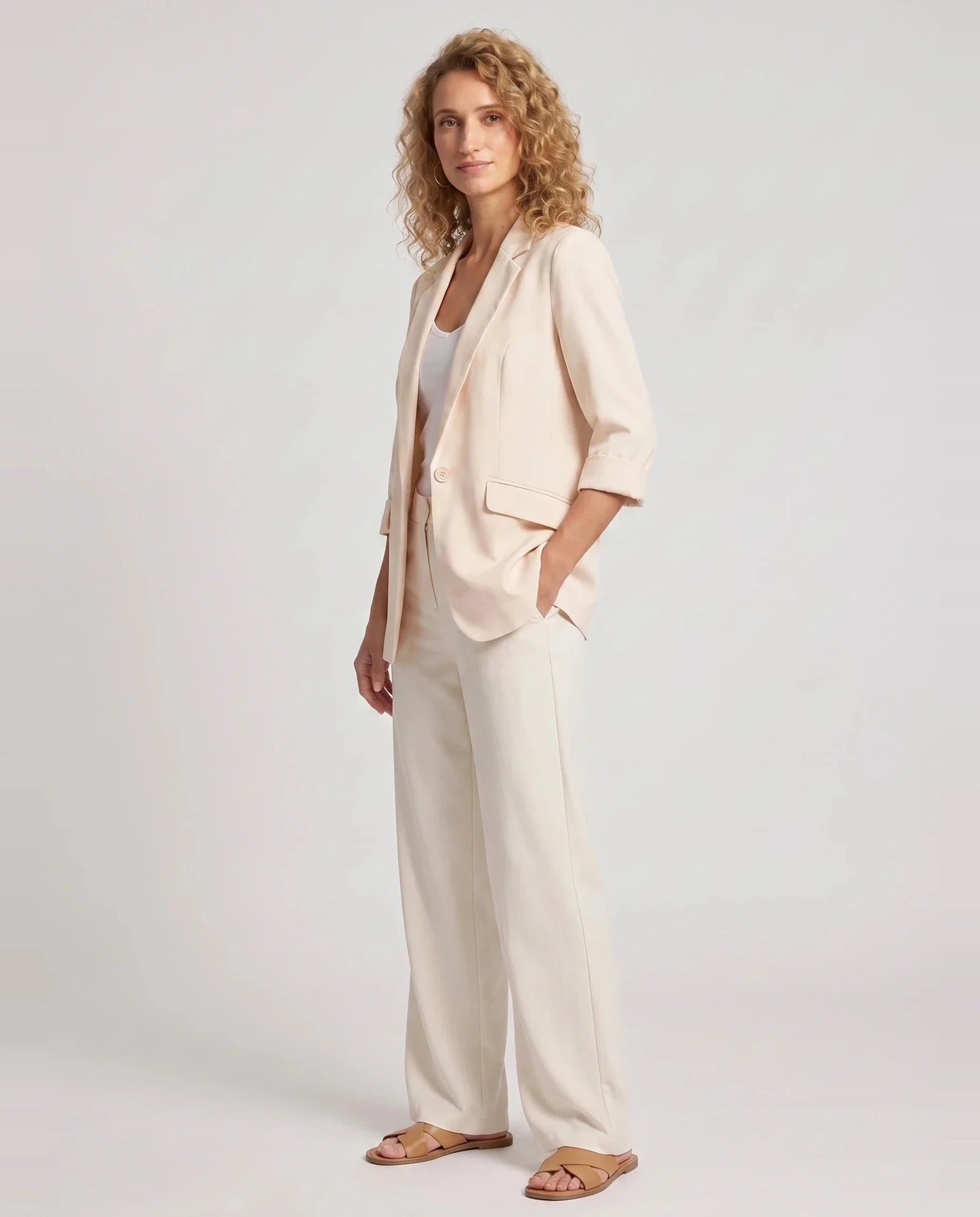 Blazer d'été fin à un bouton abricot Claudine, vue de trois quarts en studio