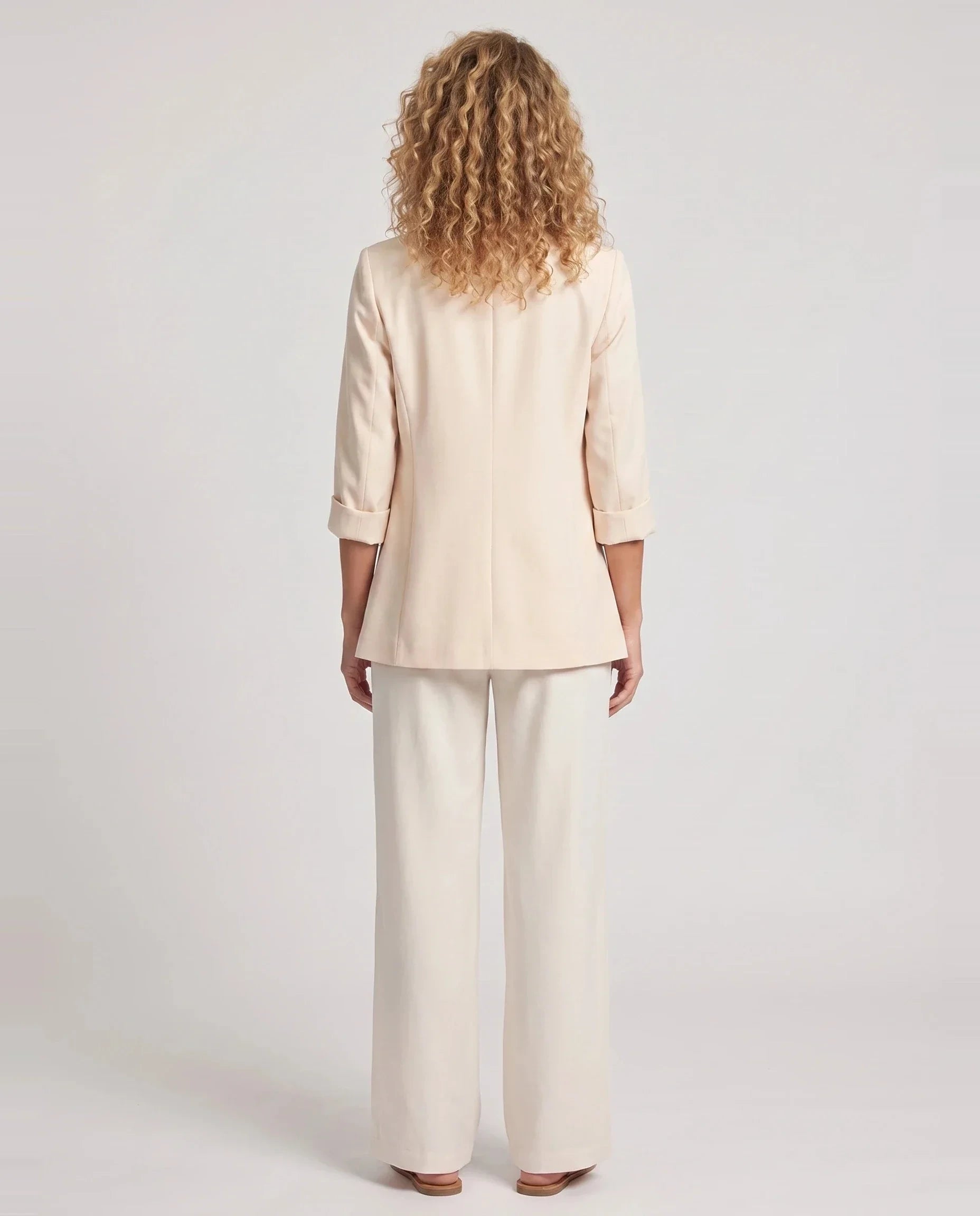 Blazer d'été fin à un bouton abricot Claudine, vue de dos en studio